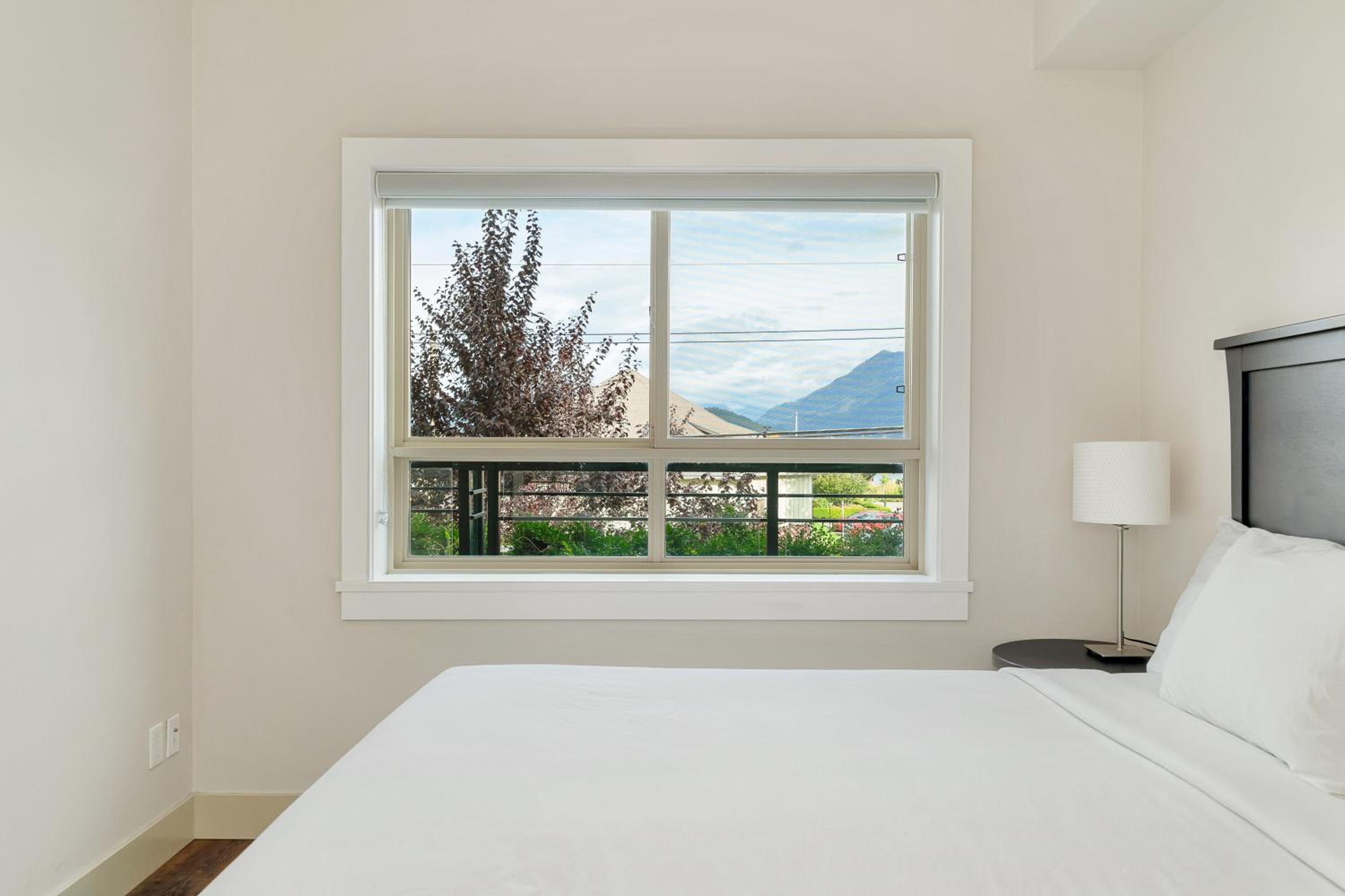 Chic Haven Stylish 3Bedroom Lake View Escape