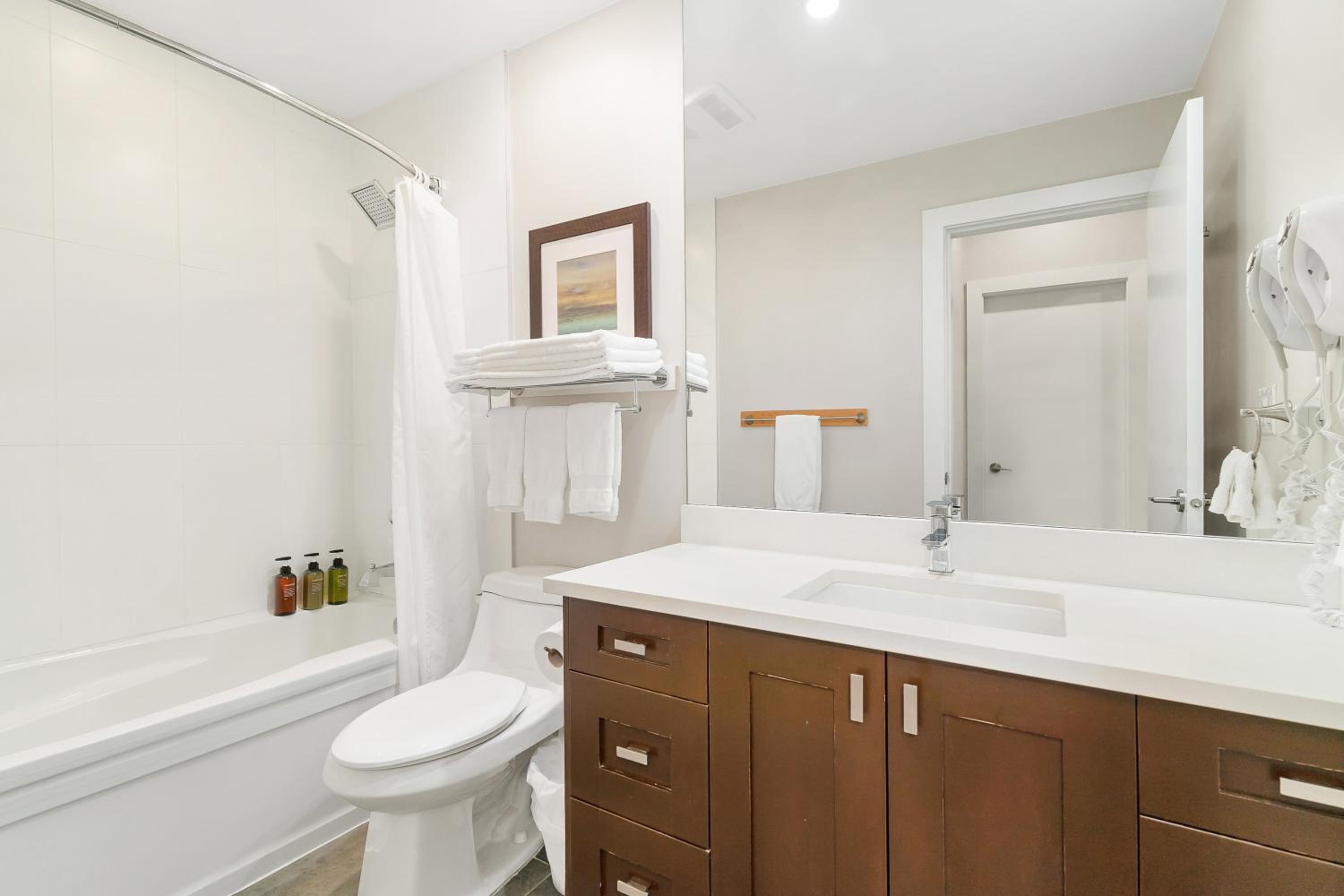 Chic Haven Stylish 3Bedroom Lake View Escape