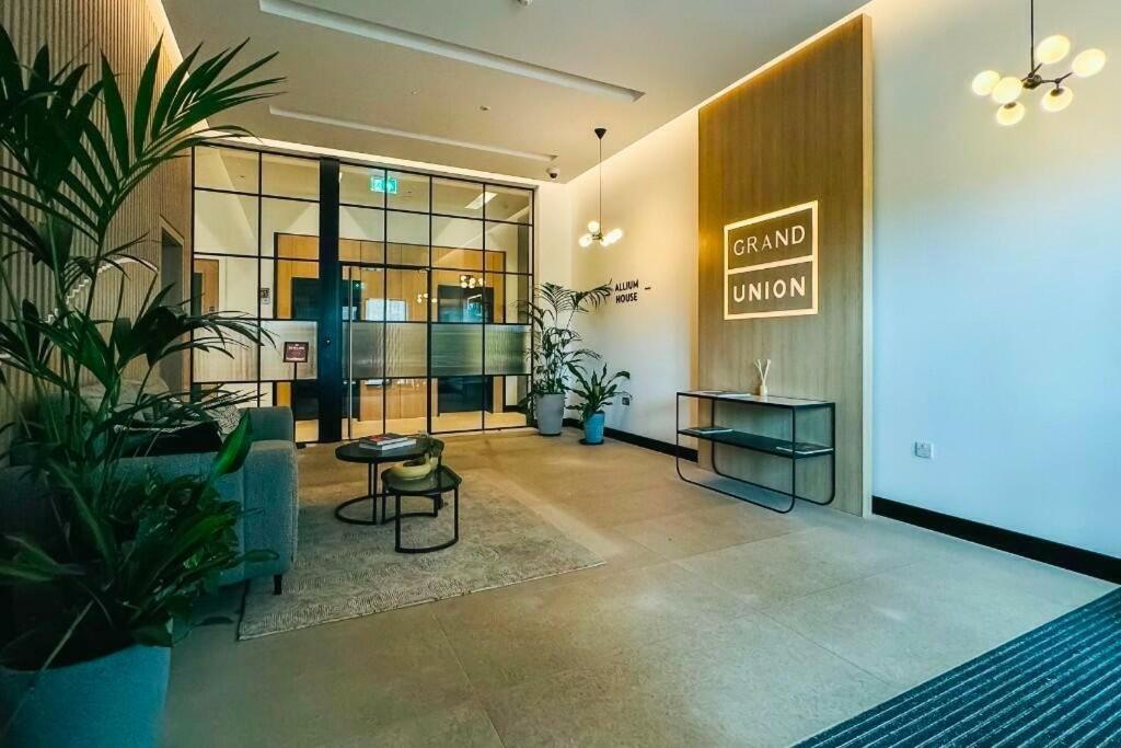Luxury Apartment With Canal Views view 2