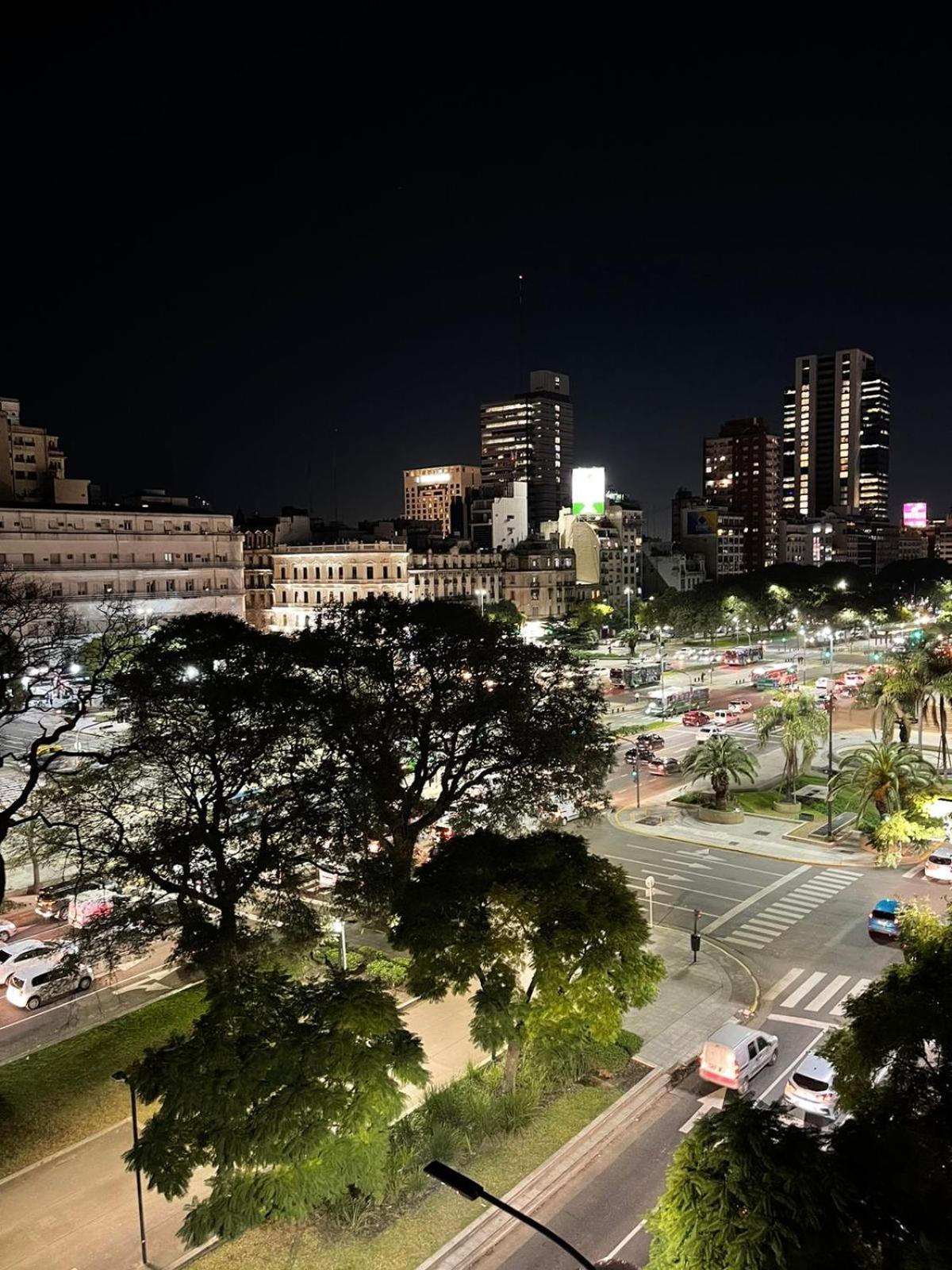 Obelisco cerca sobre Av 9 de Julio