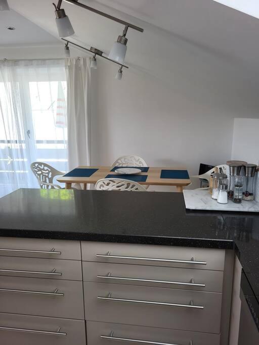 Geräumiges Atelier mit Flair und Bergblick