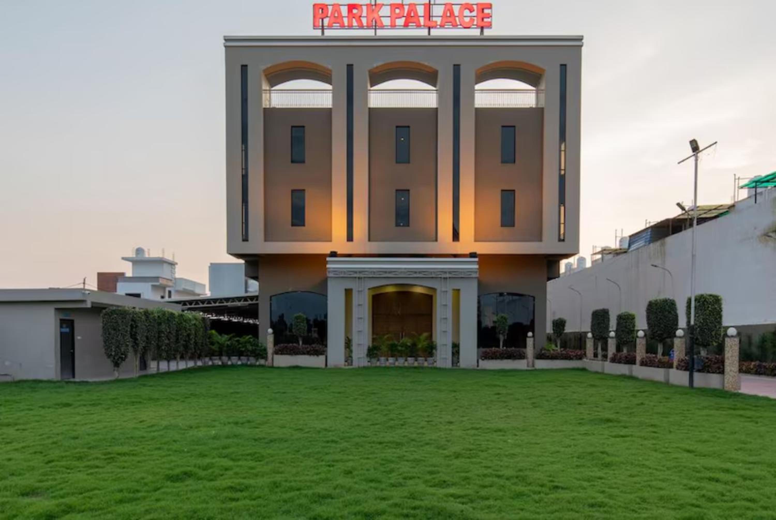 Hotel Park Palace Ujjain - Fully-Air-Conditioned- Spacious-Room with-Free Wifi-and-Parking-Facility view 3