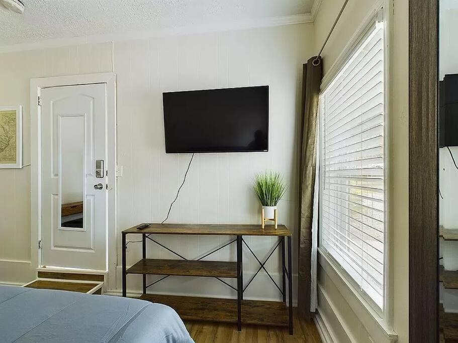 Live Oak Haven near Downtown Cola view 5