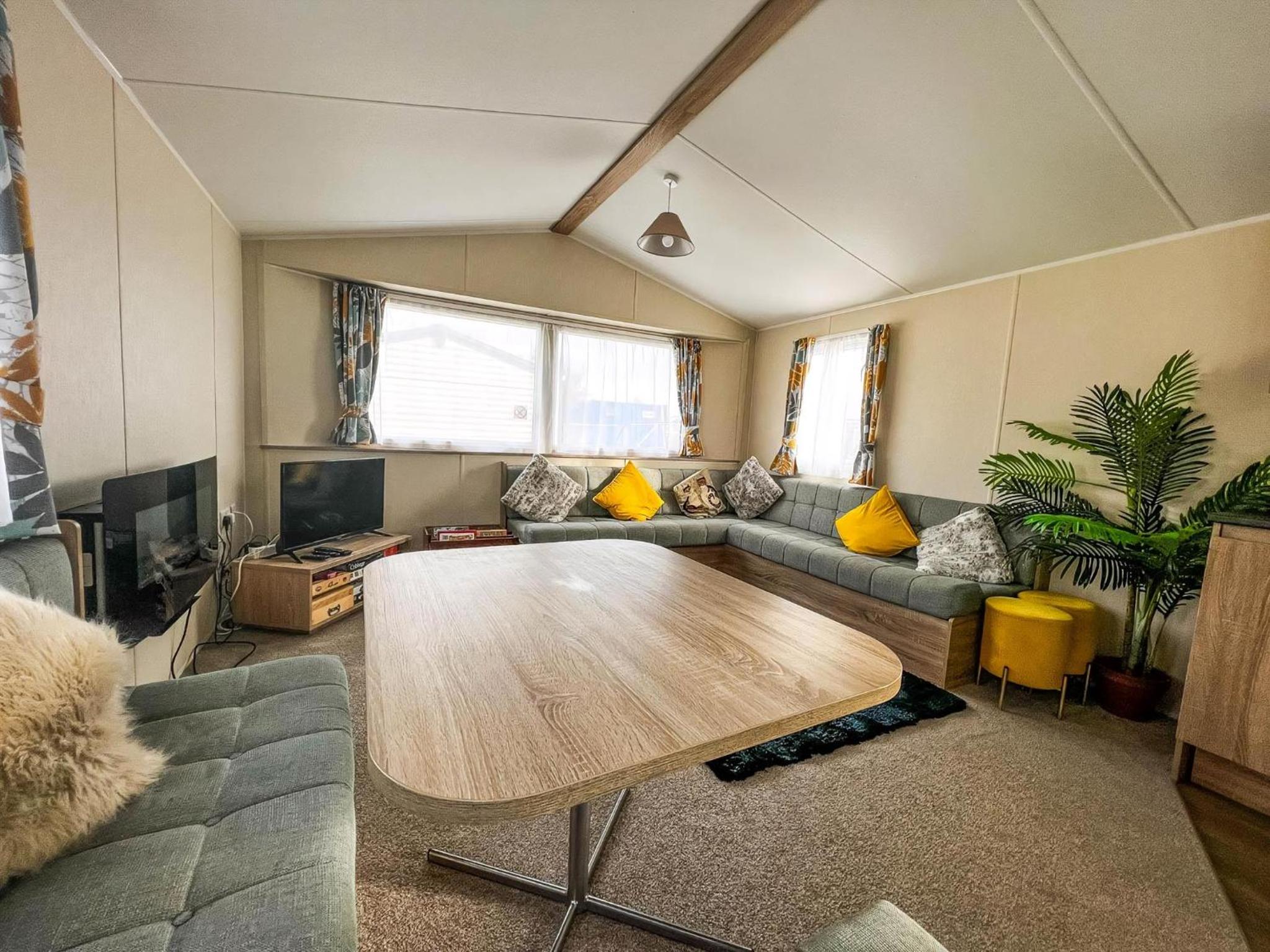 Lovely 6 Berth Caravan At Seaview Holiday Park In Kent Ref 47001D view 2