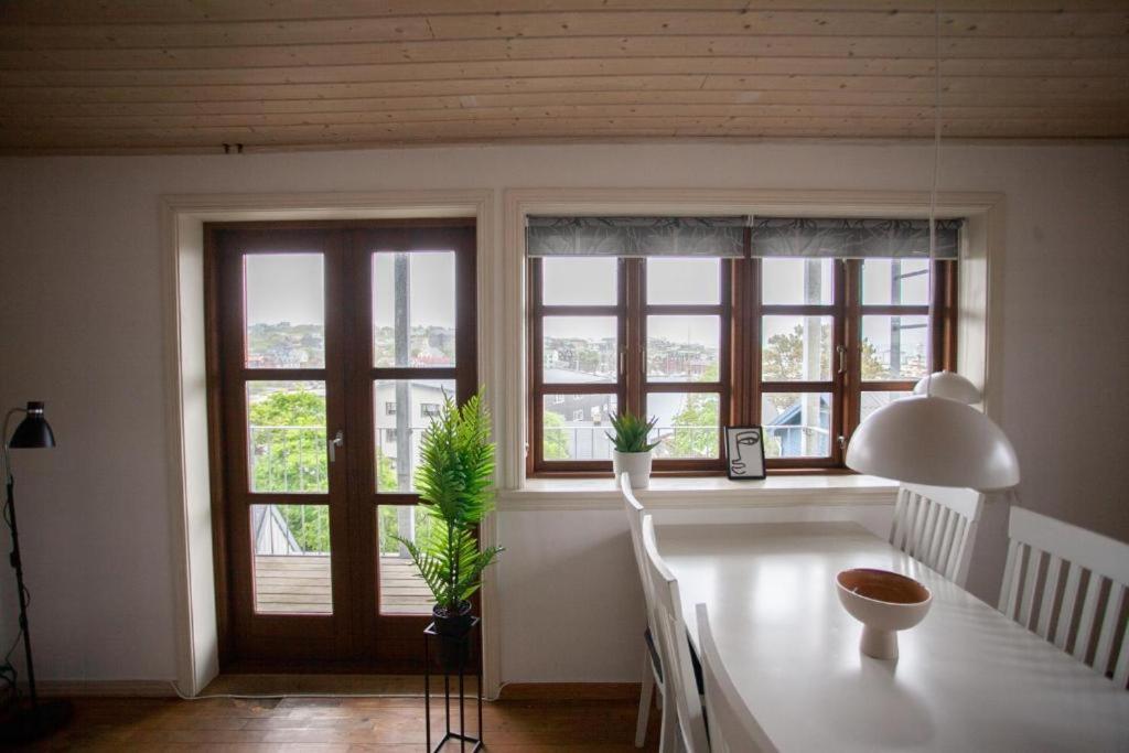 Spacious 2 bedroom apartment downtown with a view view 2