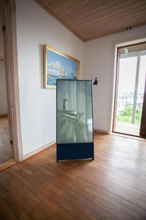 Spacious 2 bedroom apartment downtown with a view view 4