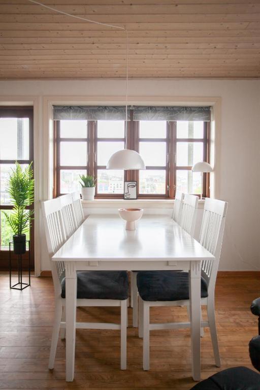 Spacious 2 bedroom apartment downtown with a view view 3