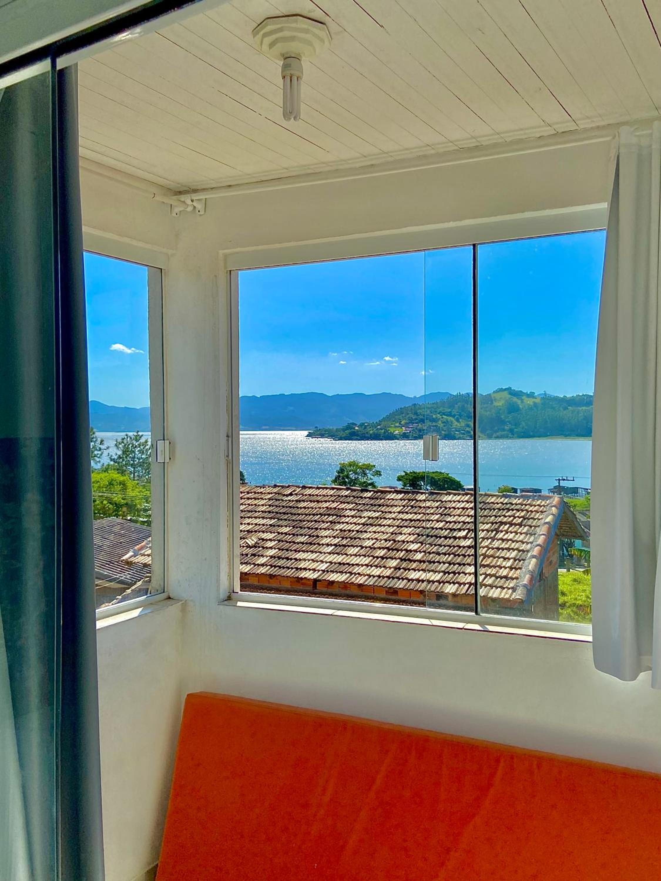 Casa com piscina, hidro e uma vista linda da lagoa