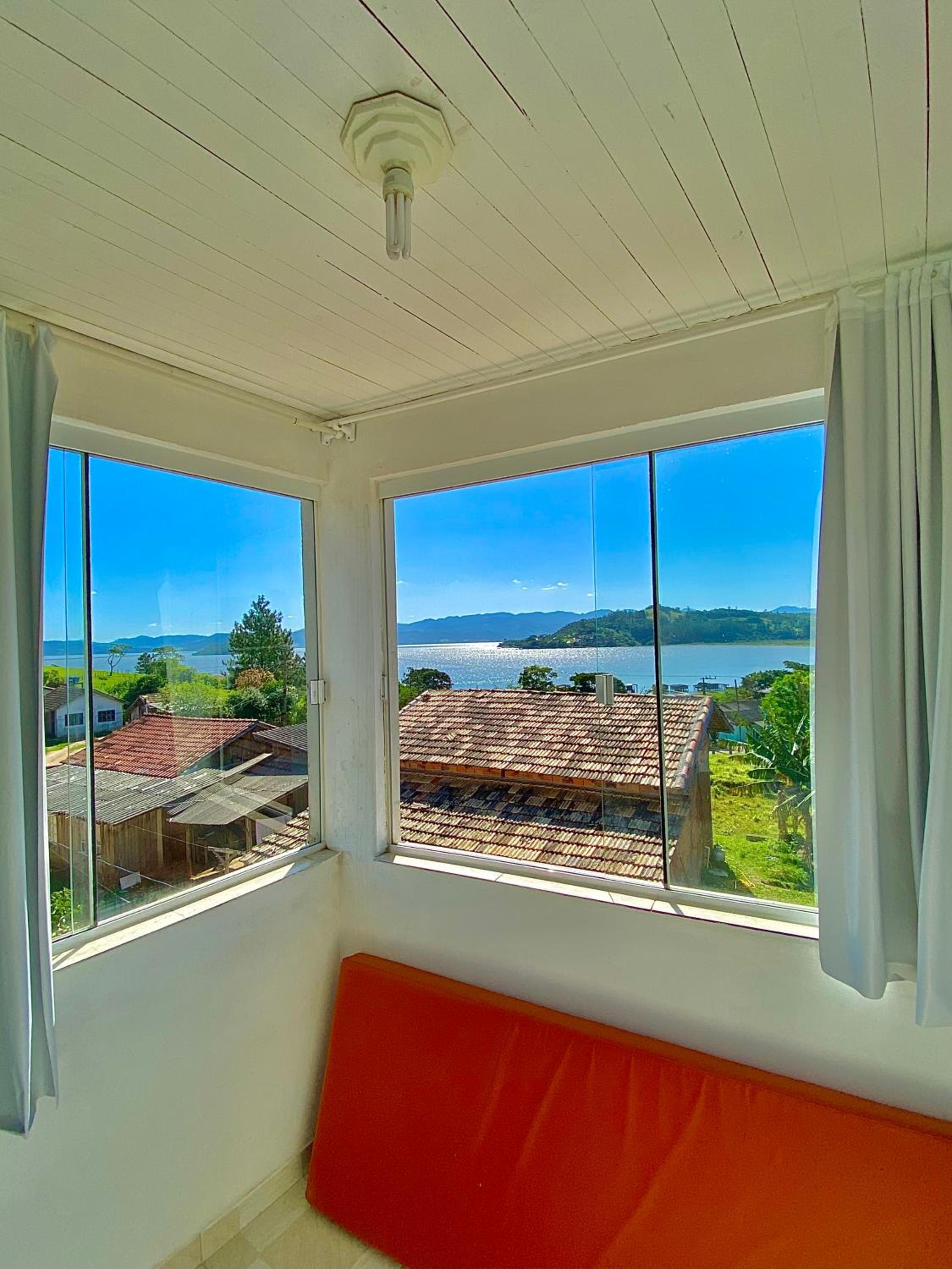 Casa com piscina, hidro e uma vista linda da lagoa