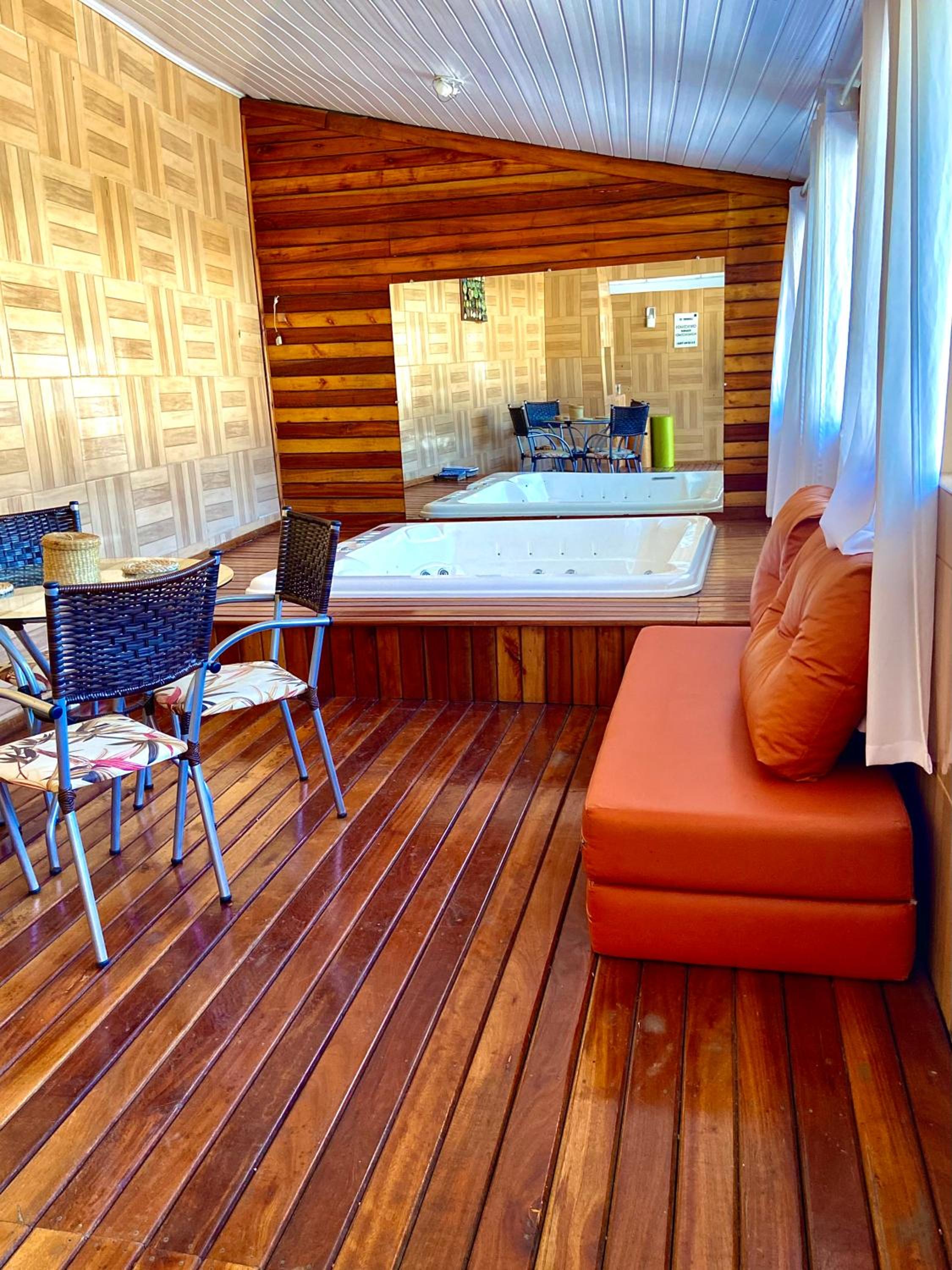 Casa com piscina, hidro e uma vista linda da lagoa
