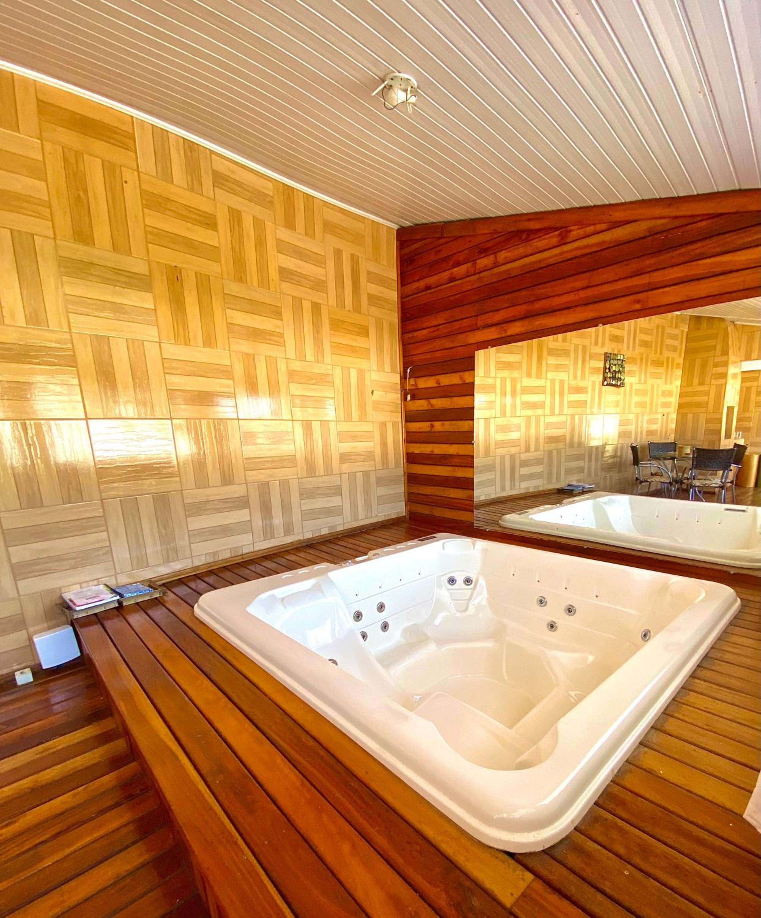 Casa com piscina, hidro e uma vista linda da lagoa