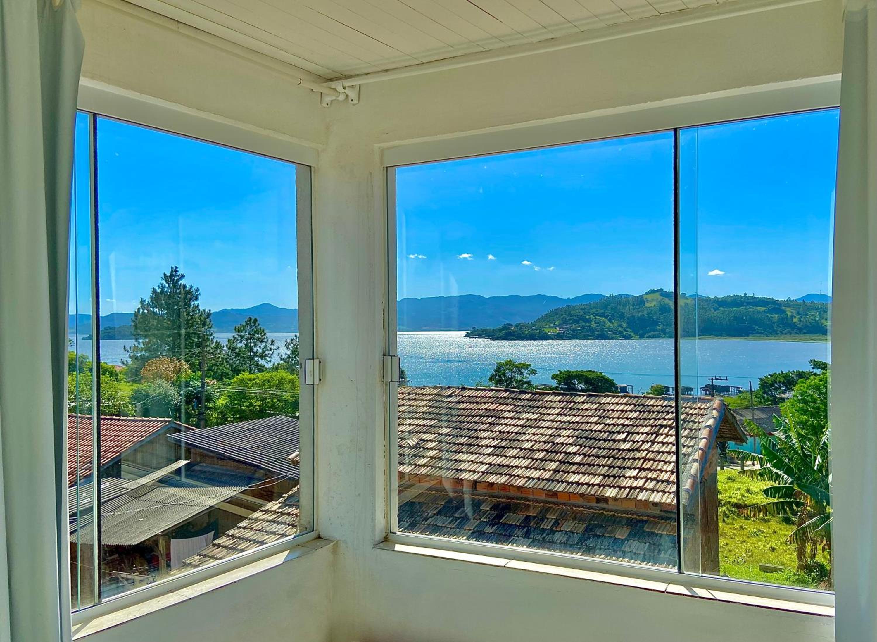 Casa com piscina, hidro e uma vista linda da lagoa
