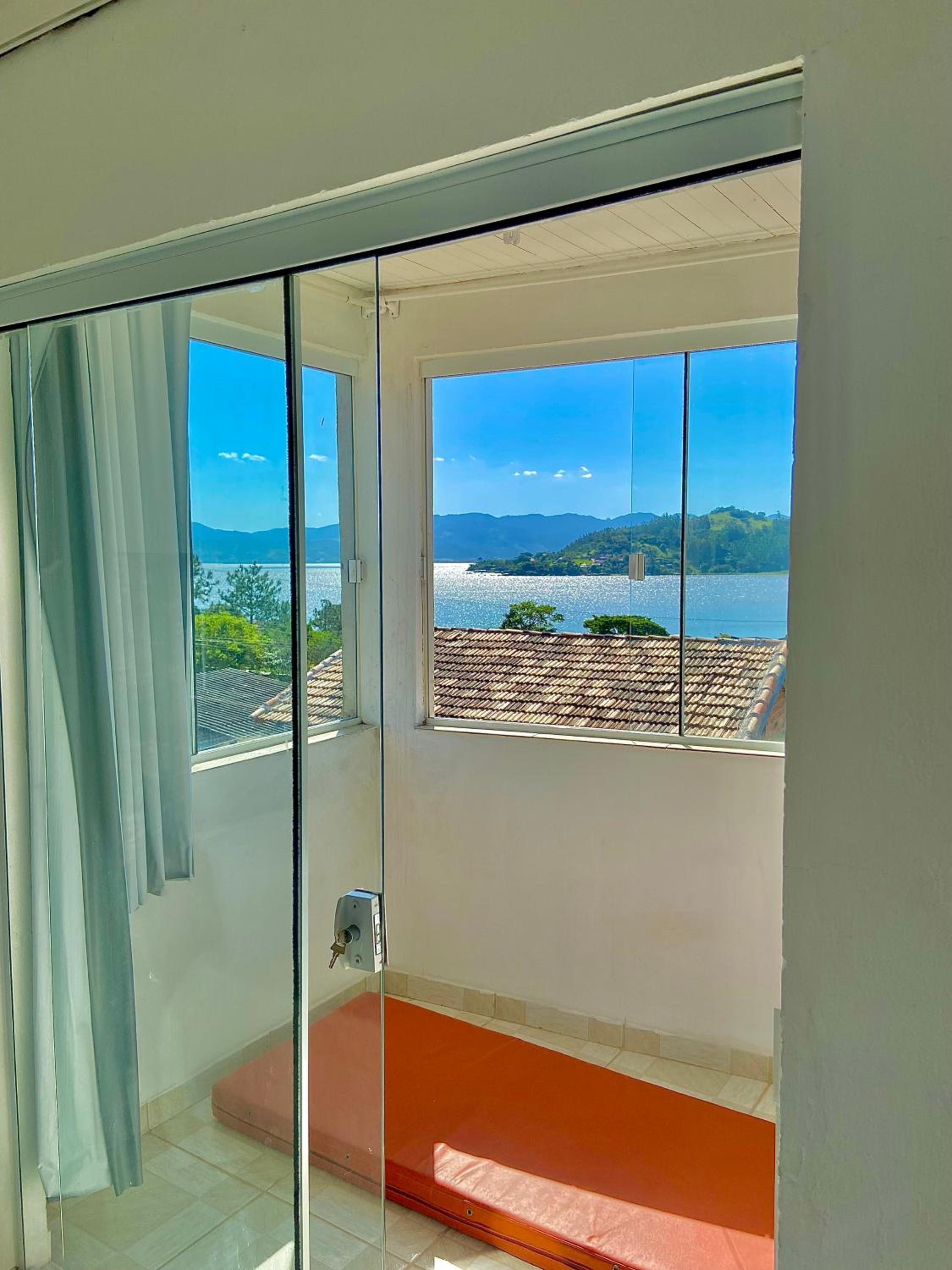 Casa com piscina, hidro e uma vista linda da lagoa