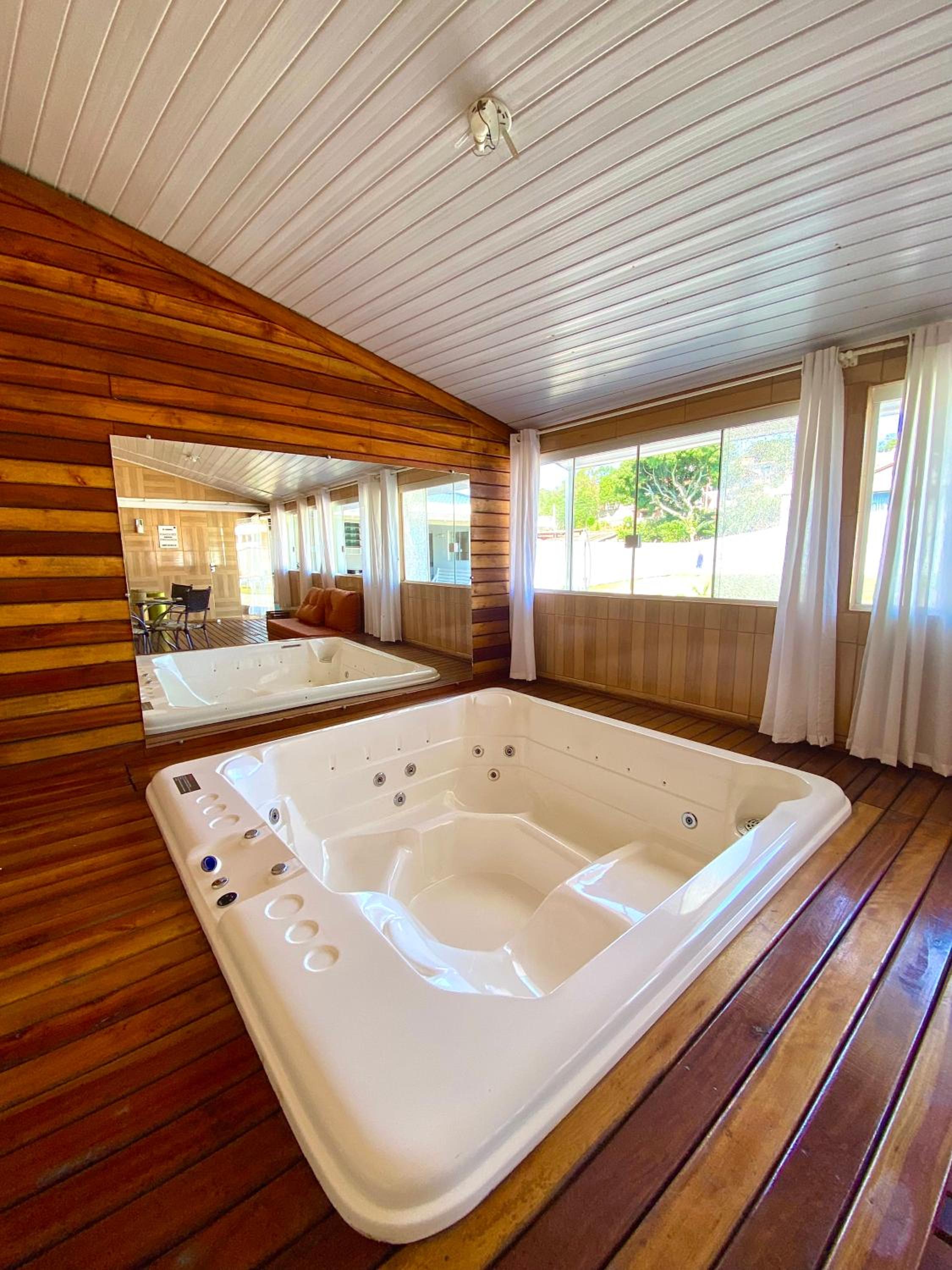 Casa com piscina, hidro e uma vista linda da lagoa