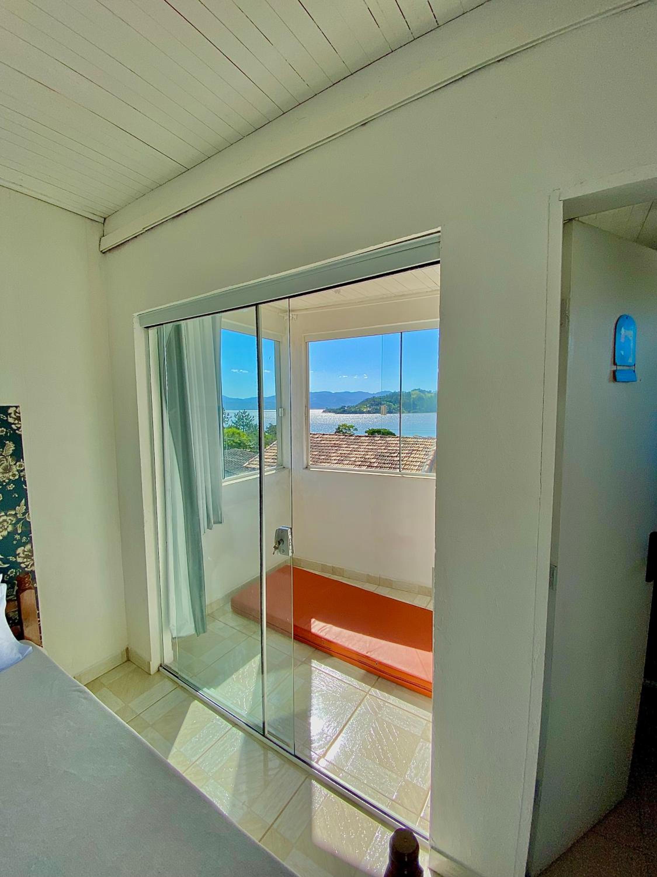 Casa com piscina, hidro e uma vista linda da lagoa