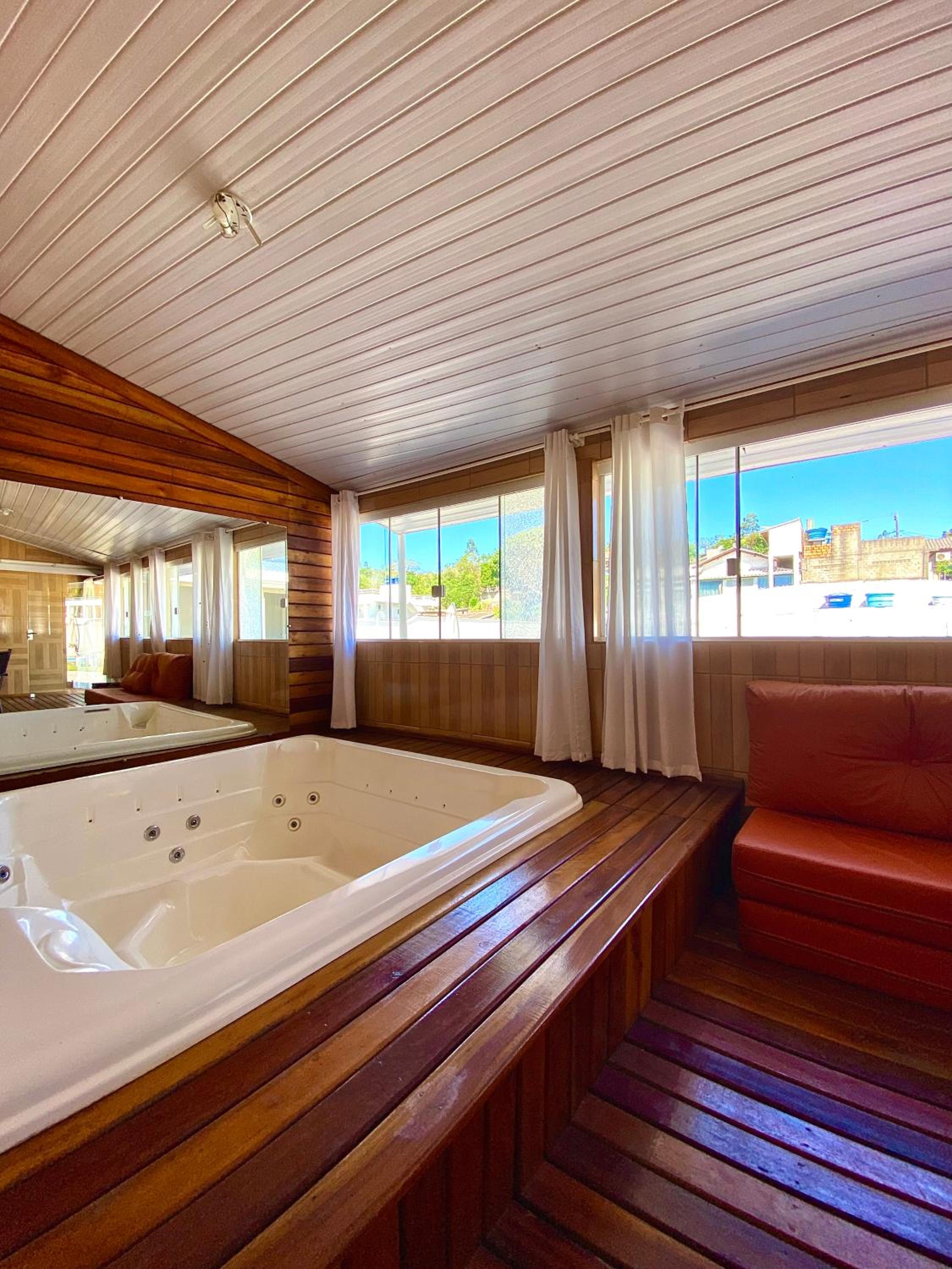 Casa com piscina, hidro e uma vista linda da lagoa