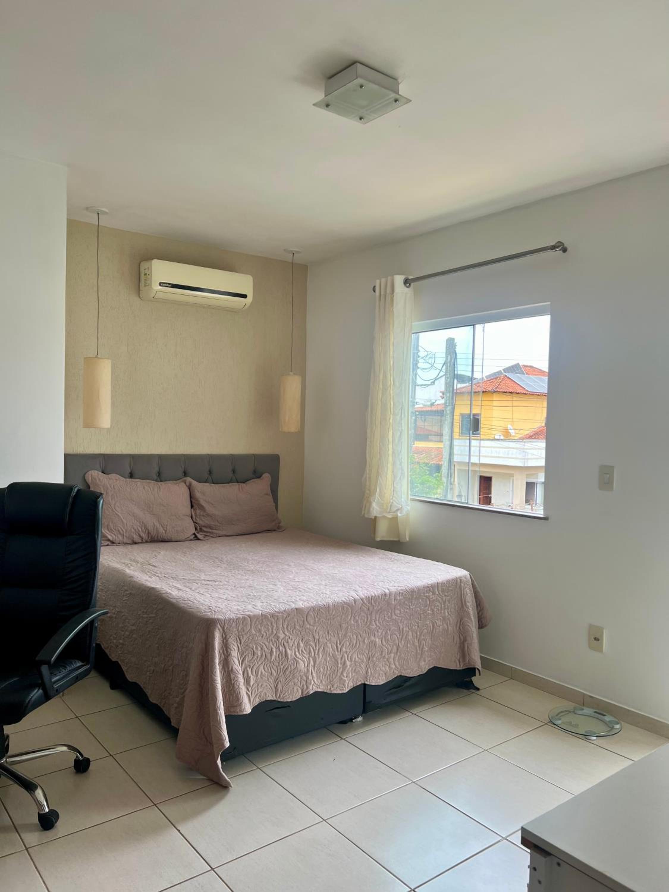 Casa com piscina, churrasqueira e ar condicionado em condomínio