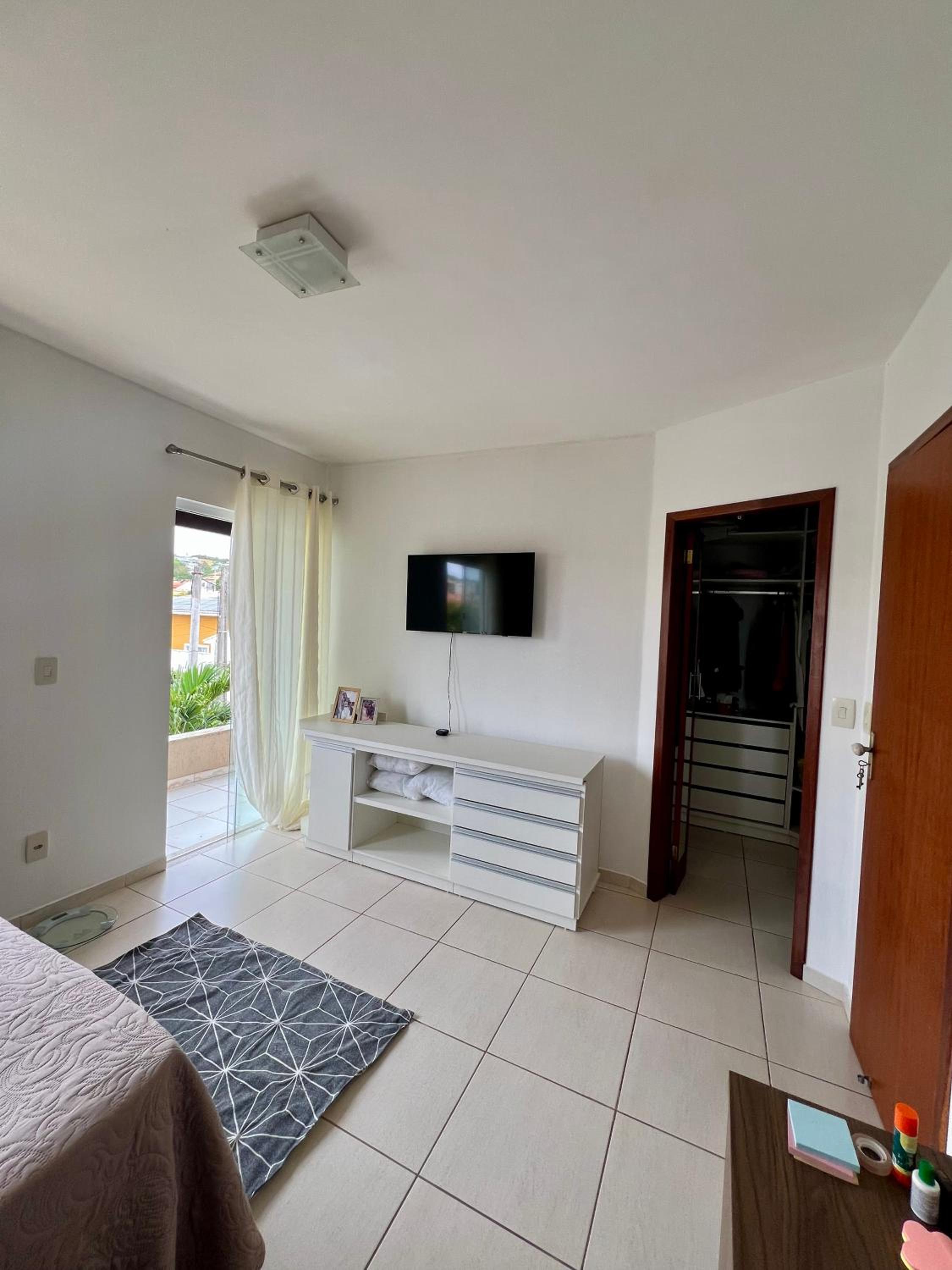 Casa com piscina, churrasqueira e ar condicionado em condomínio