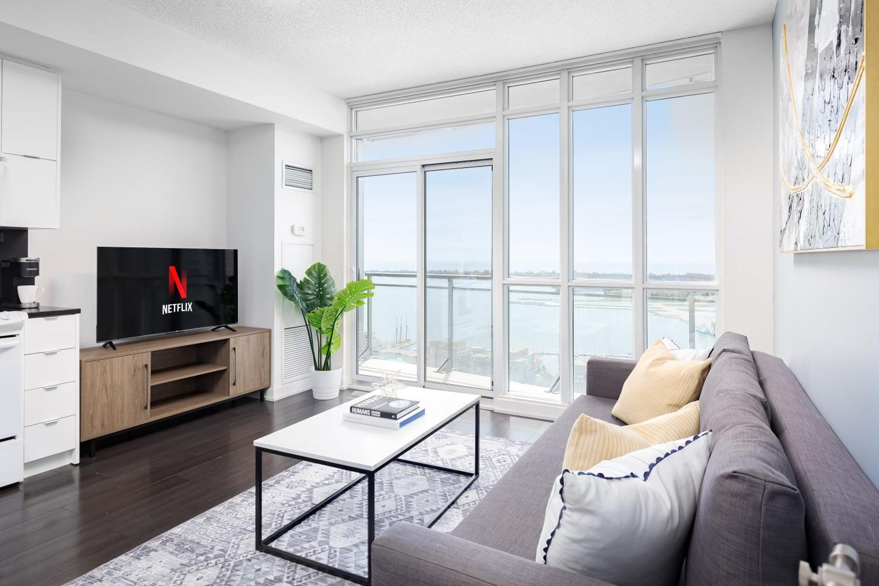 Lovely Condo by Rogers Centre