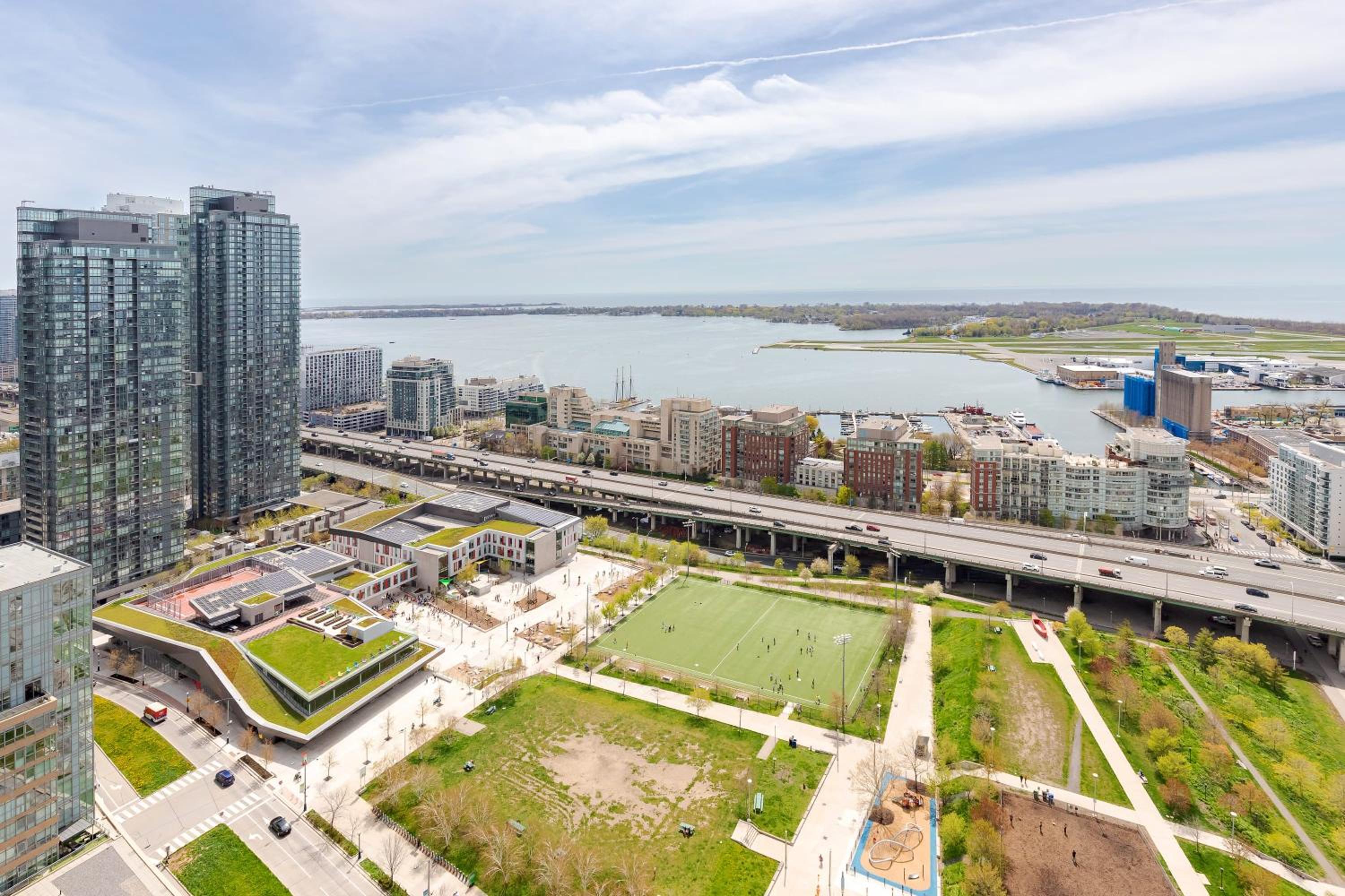 Lovely Condo by Rogers Centre