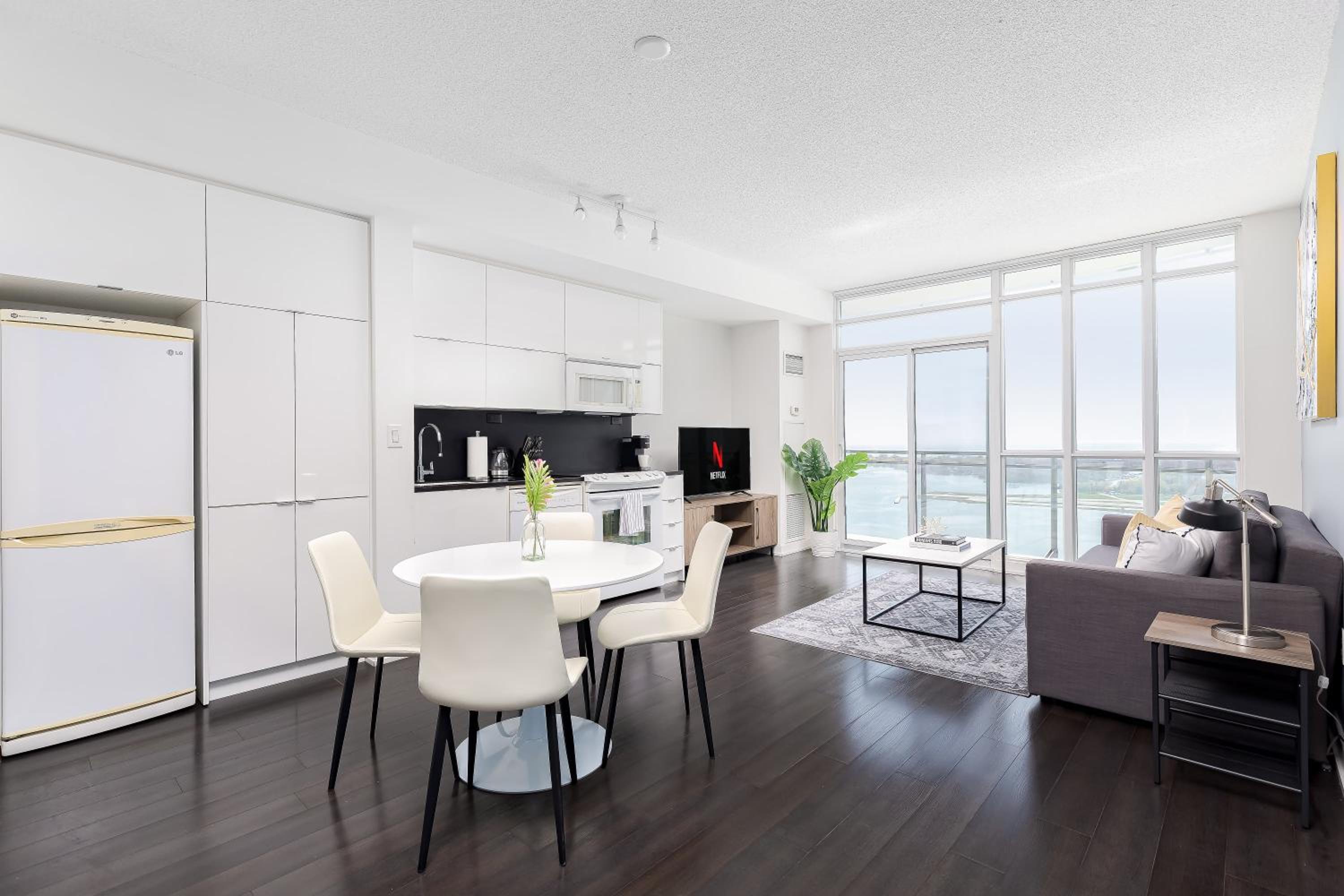 Lovely Condo by Rogers Centre