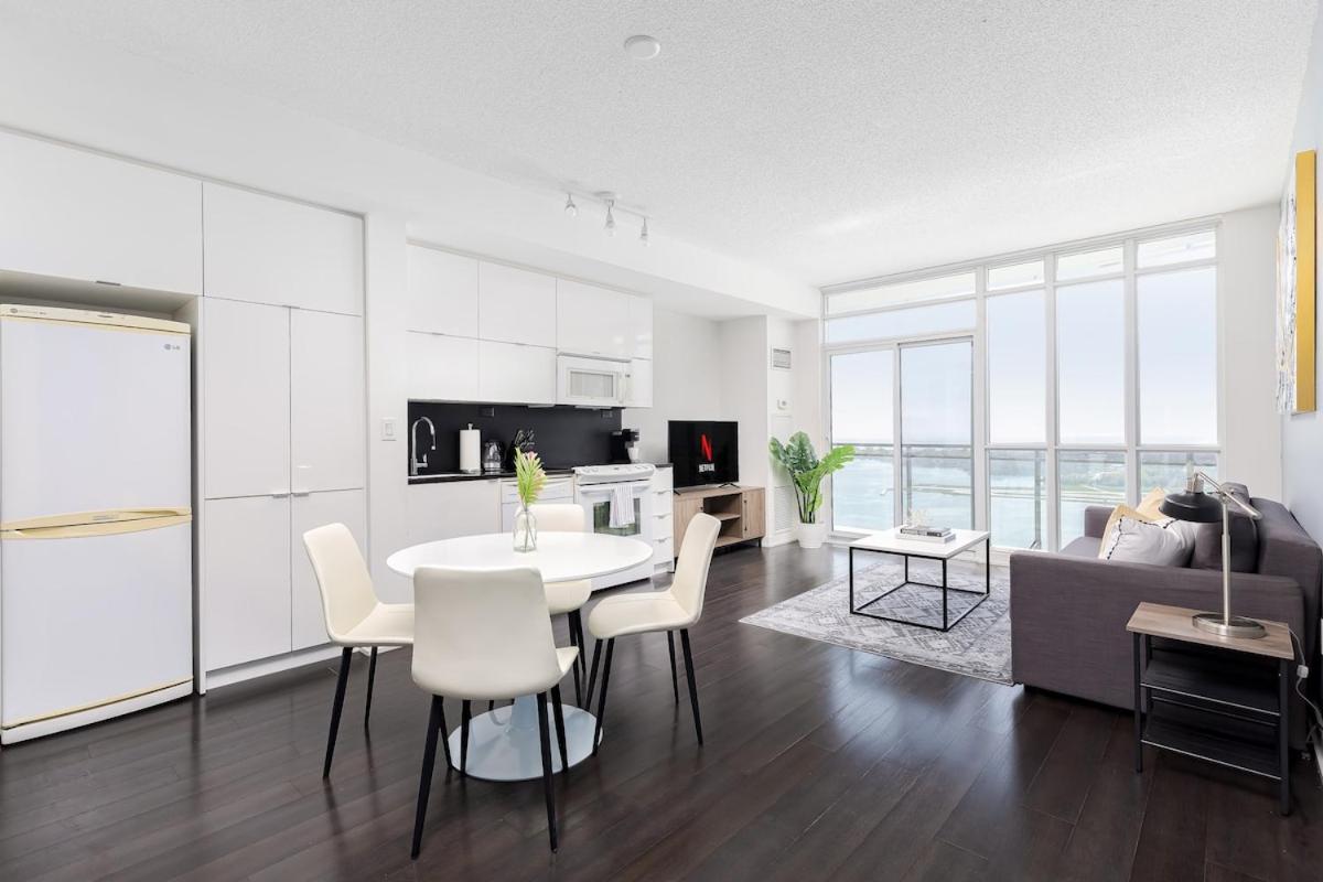 Lovely Condo by Rogers Centre