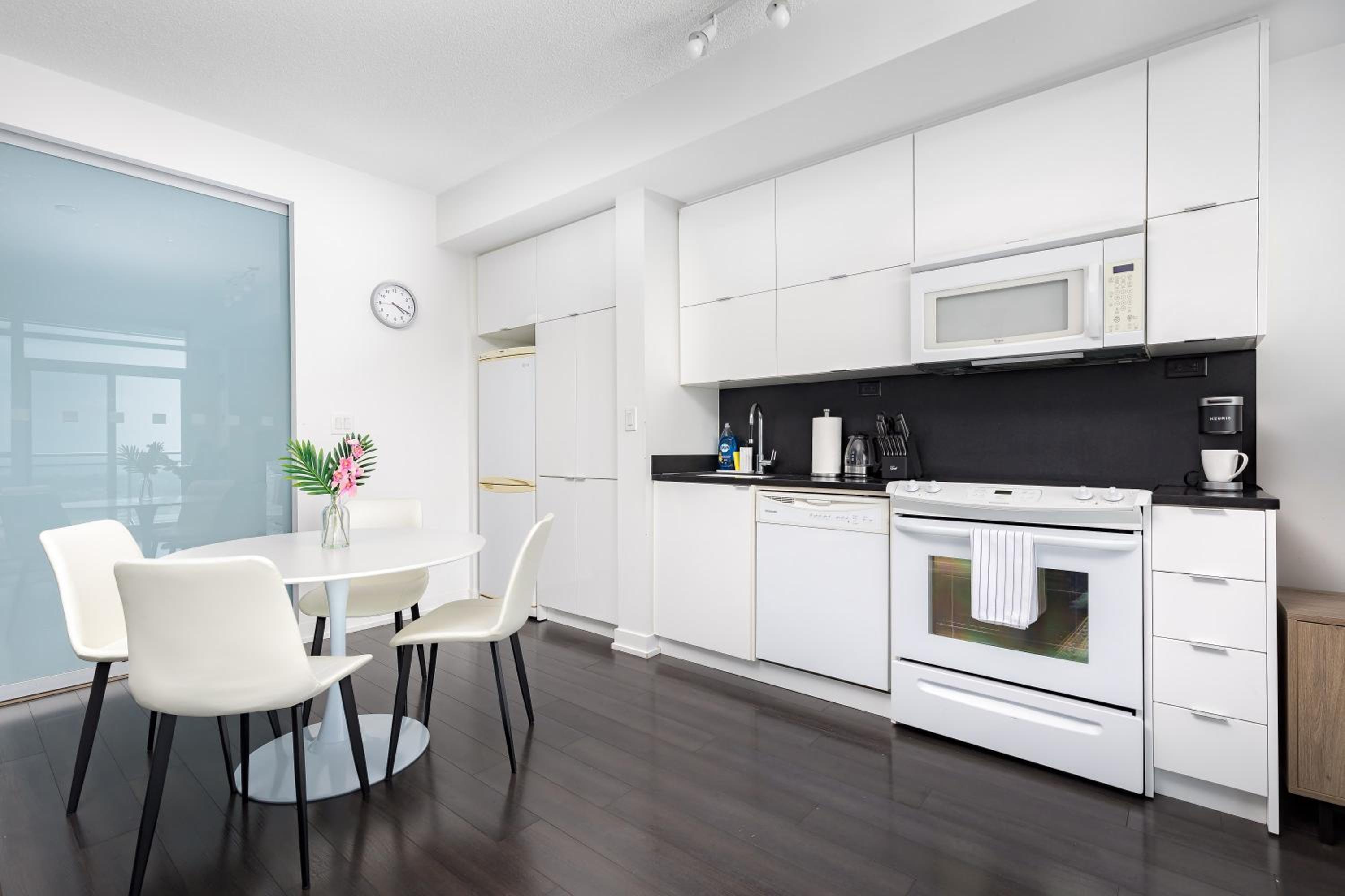 Lovely Condo by Rogers Centre
