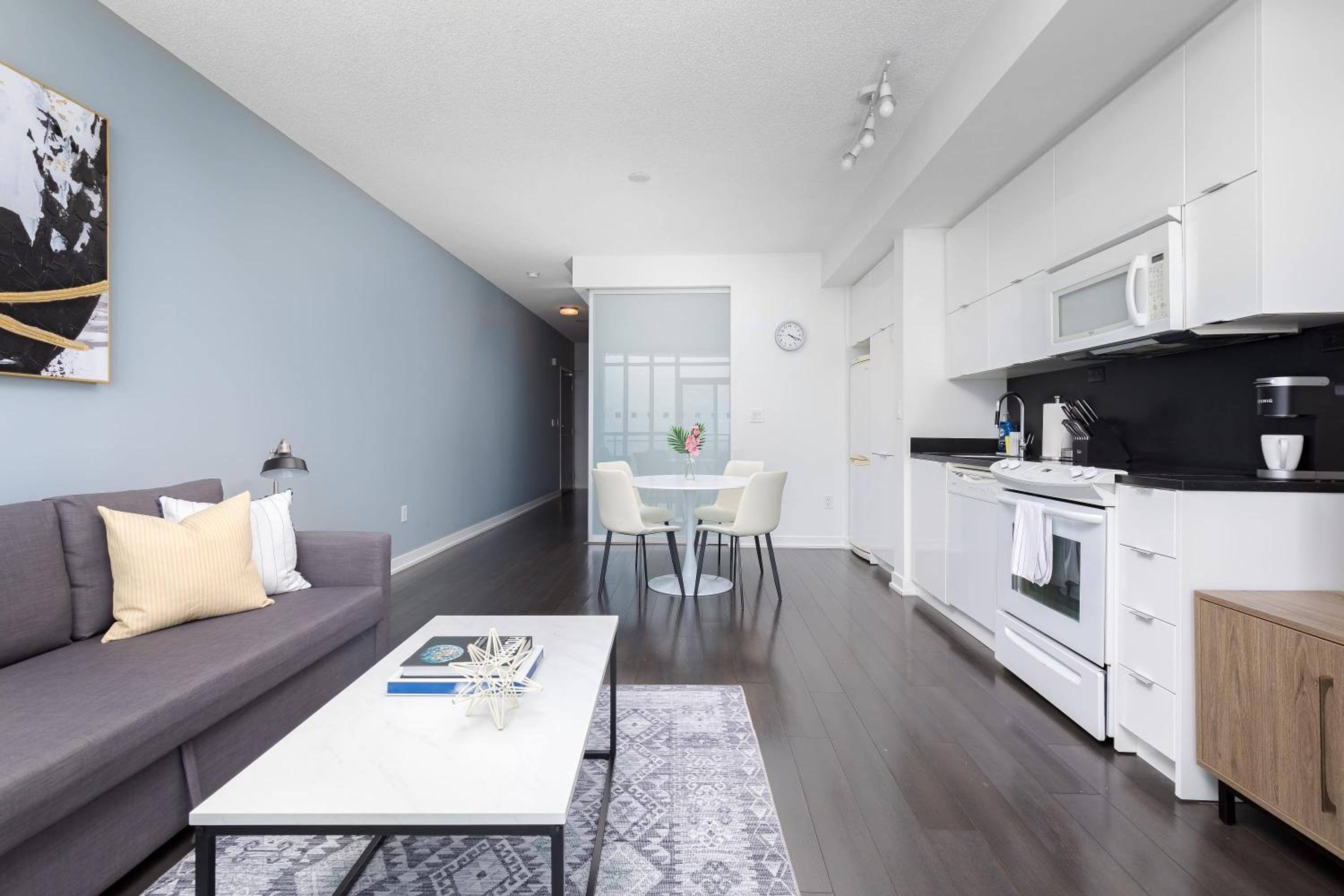 Lovely Condo by Rogers Centre