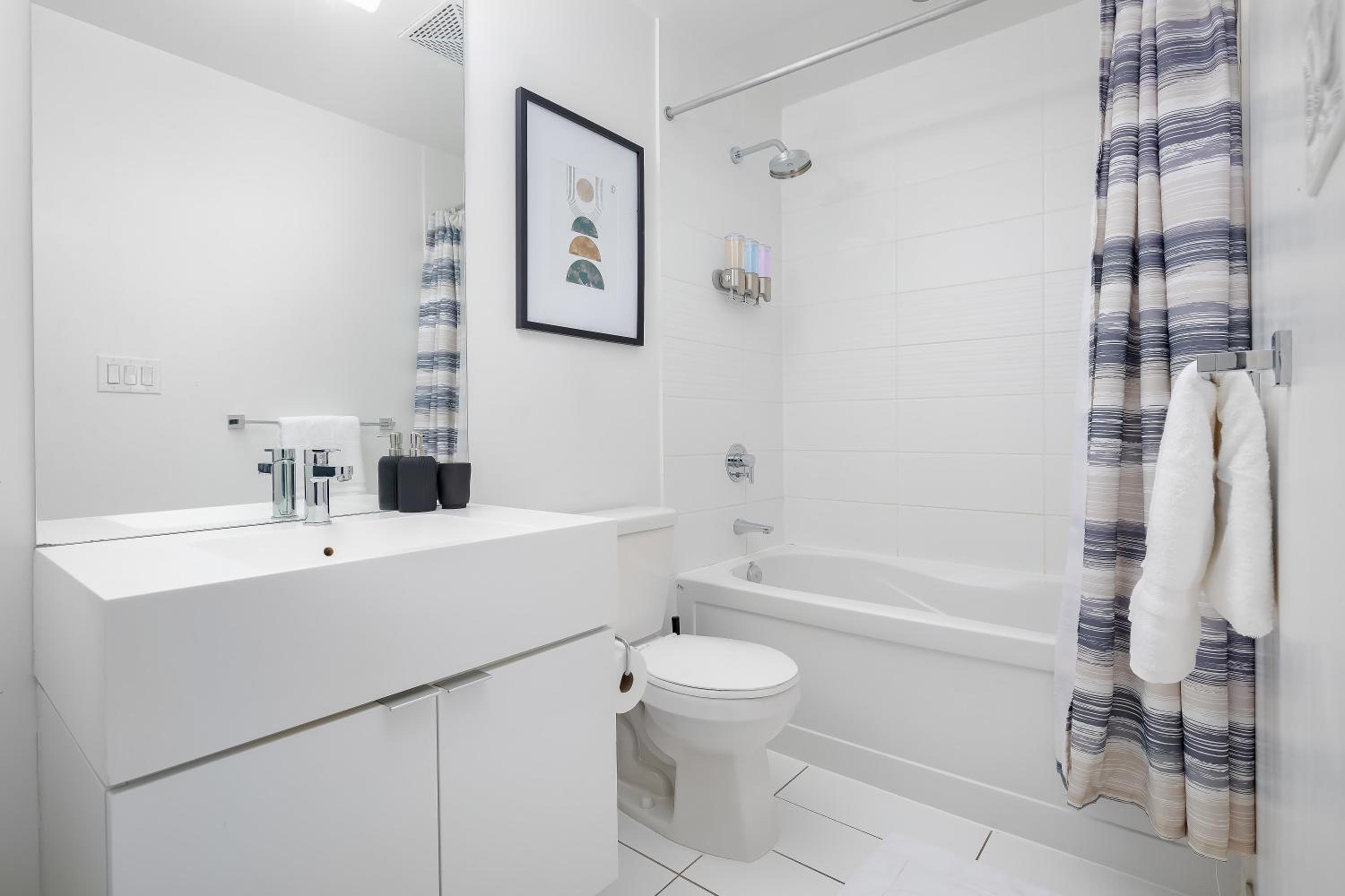 Lovely Condo by Rogers Centre