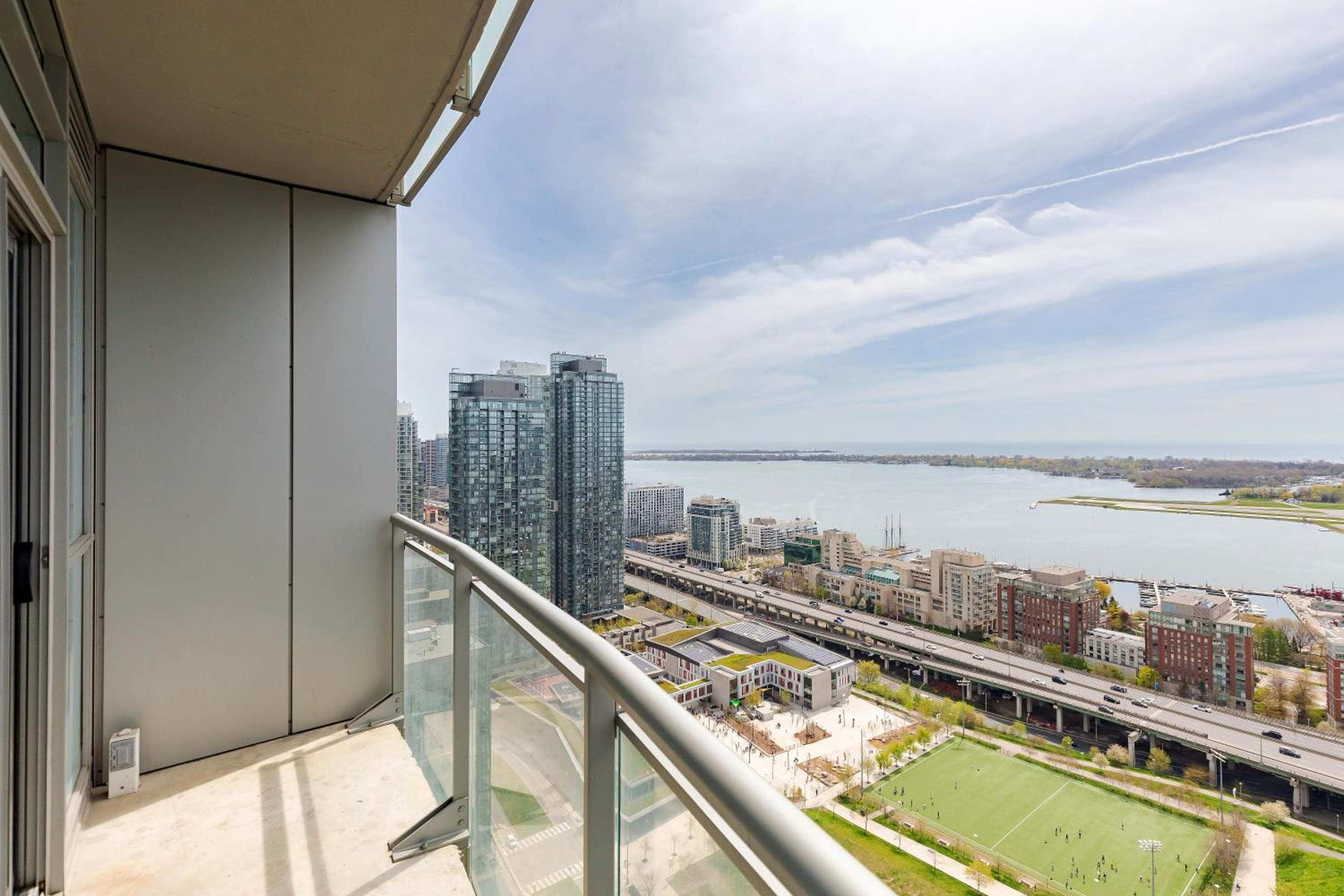 Lovely Condo by Rogers Centre