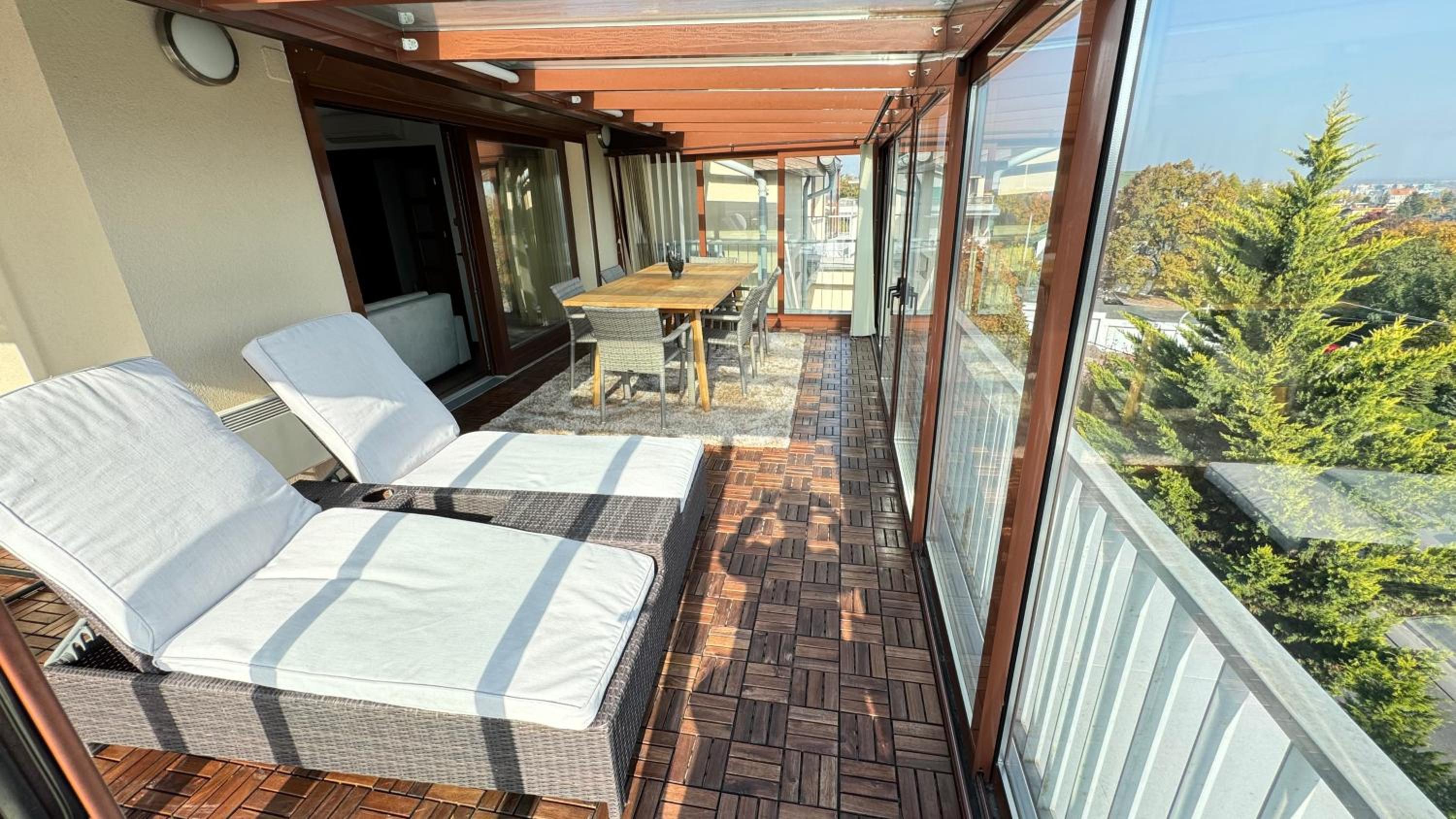 Luxury Penthouse on Rosehill with free garage view 3