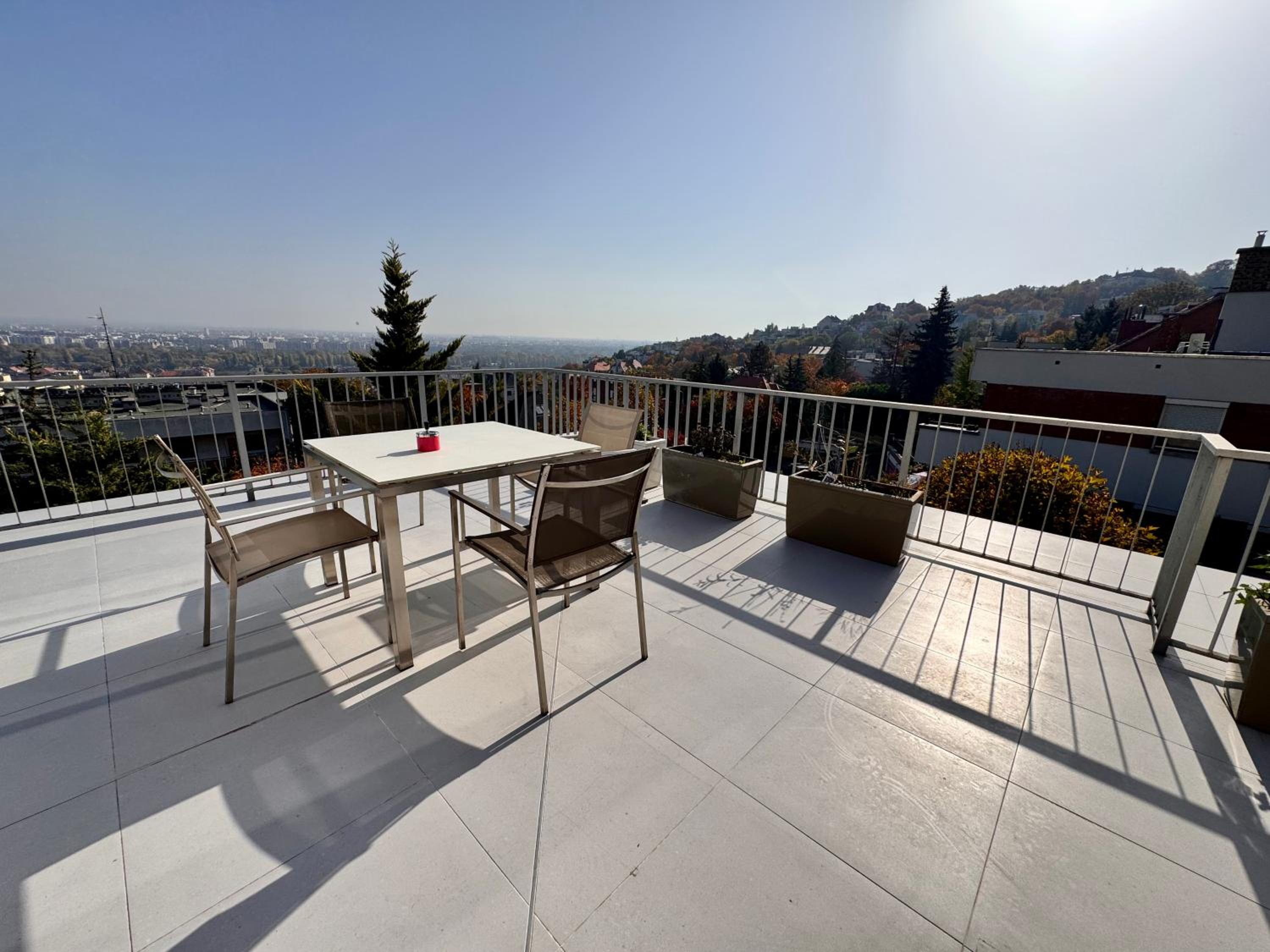 Luxury Penthouse on Rosehill with free garage view 5