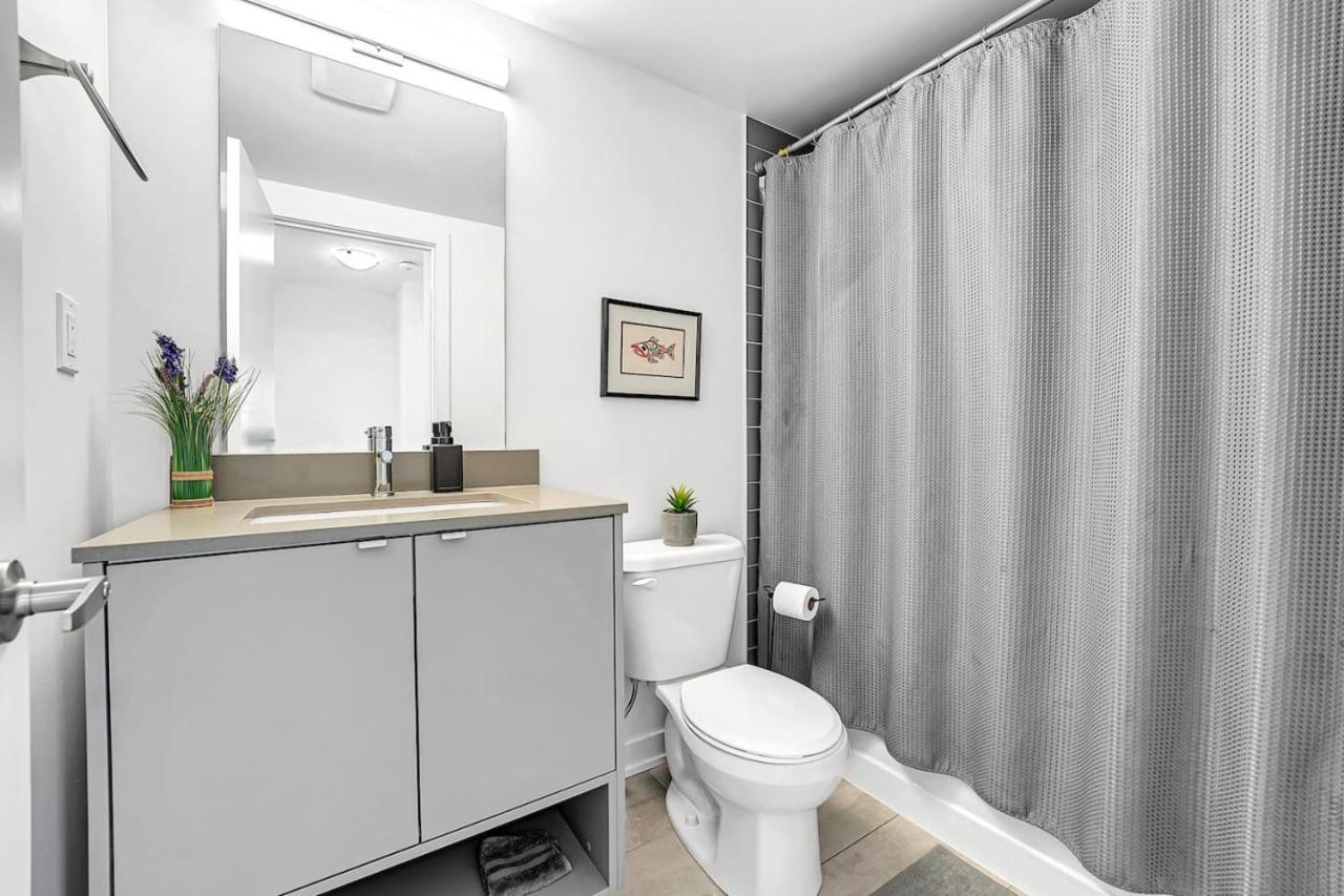 Ritzy 3BR Home with Balcony Near Burlington Pier