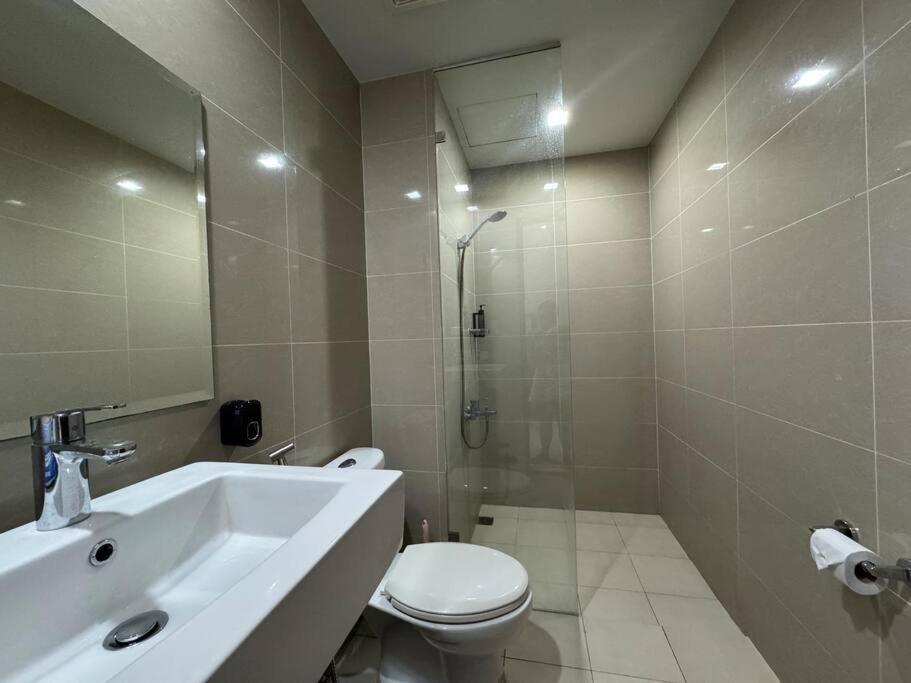 COZI two bedroom family room near Grand Hyatt BGC view 3
