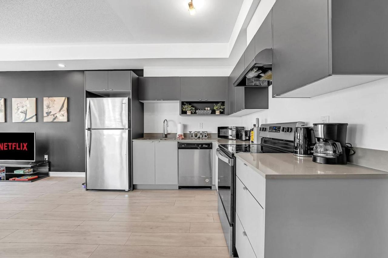 Ritzy 3BR Home with Balcony Near Burlington Pier