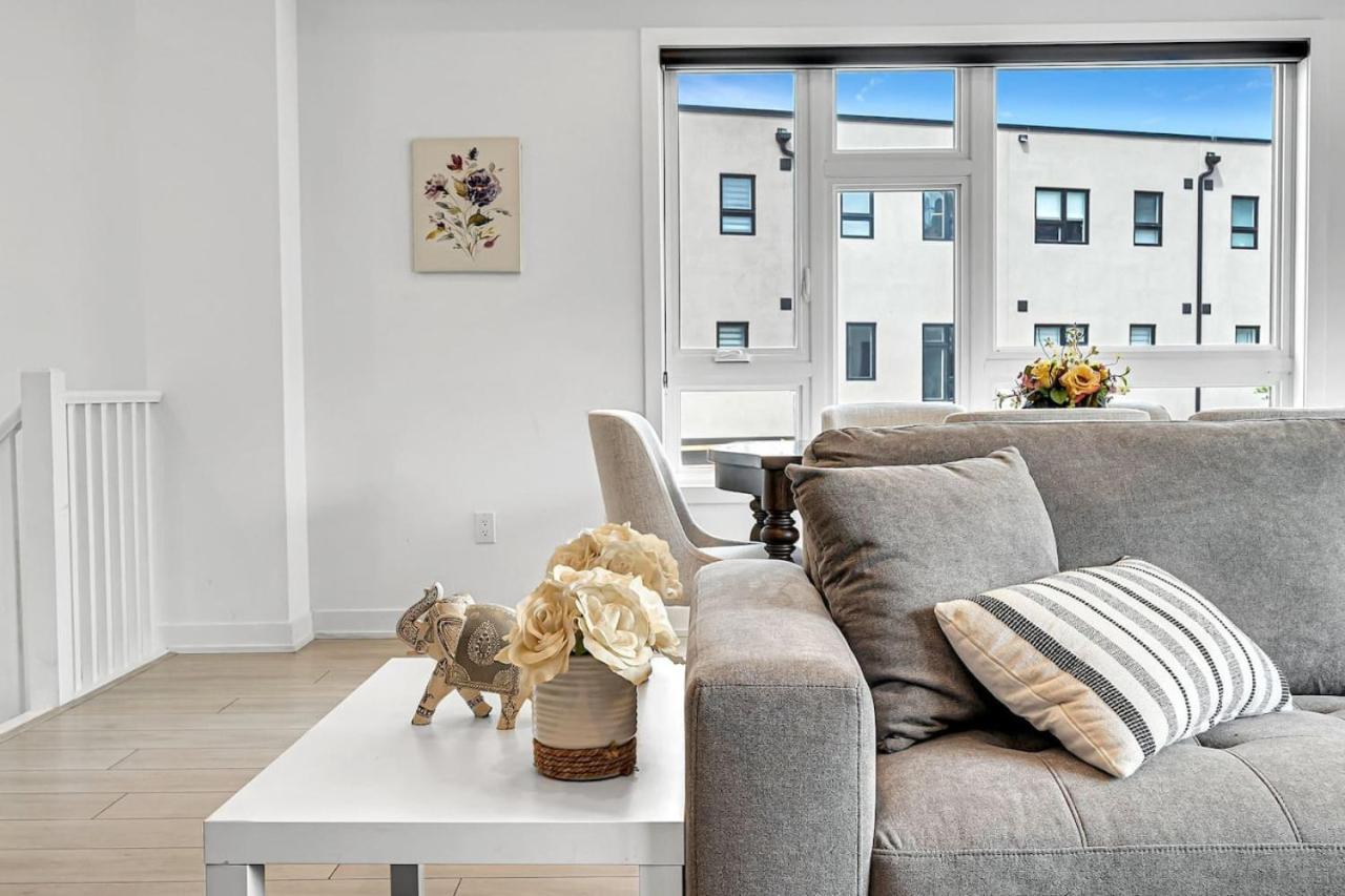 Ritzy 3BR Home with Balcony Near Burlington Pier
