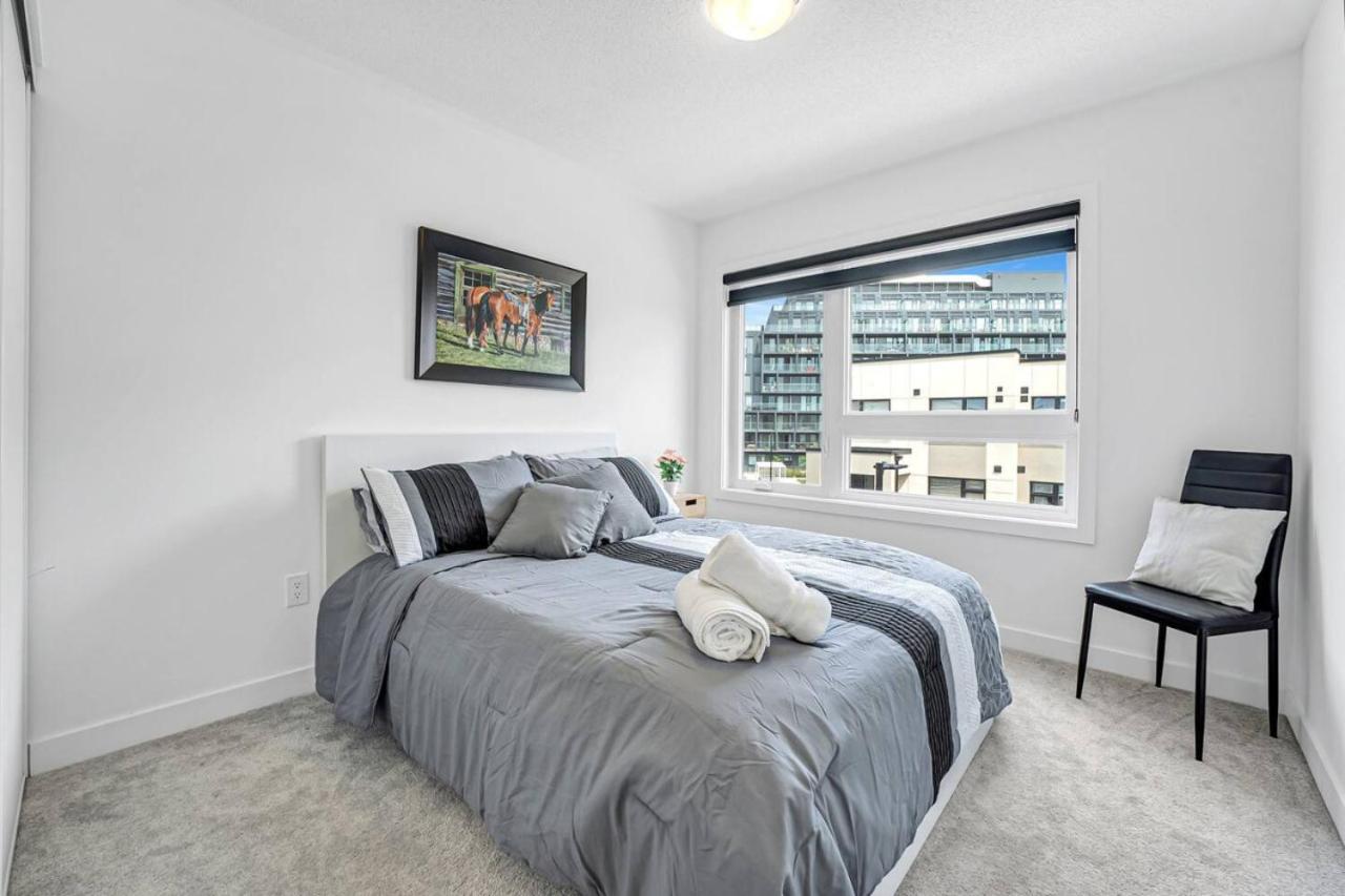 Ritzy 3BR Home with Balcony Near Burlington Pier