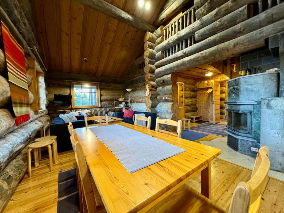 Viehättävä kelomökki Rukalla