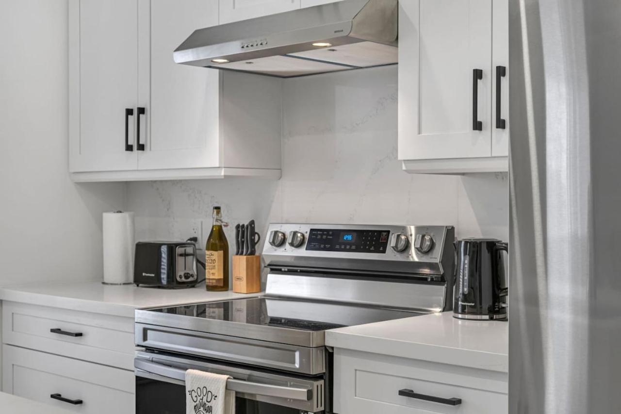 Elegant 3BR Home Near Hospitals Tims Field QEW