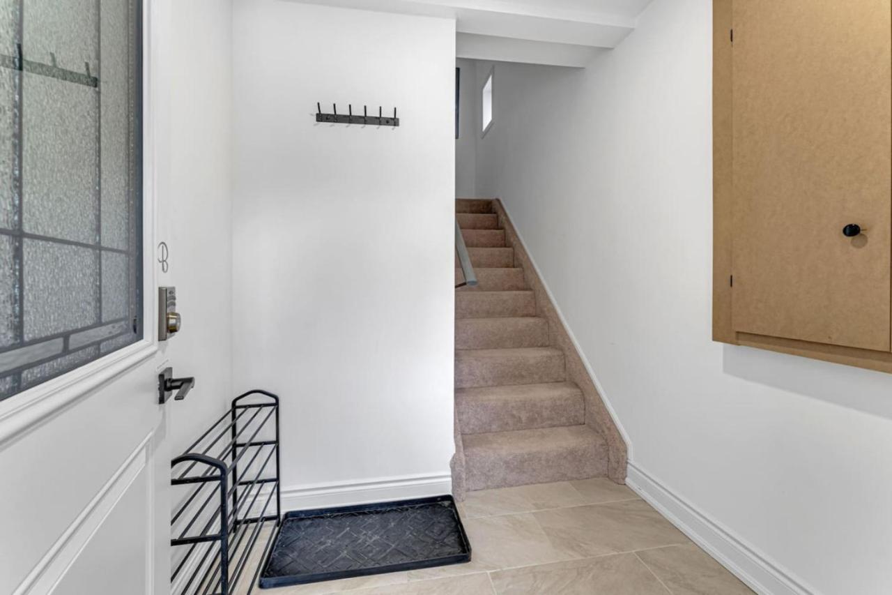 Elegant 3BR Home Near Hospitals Tims Field QEW