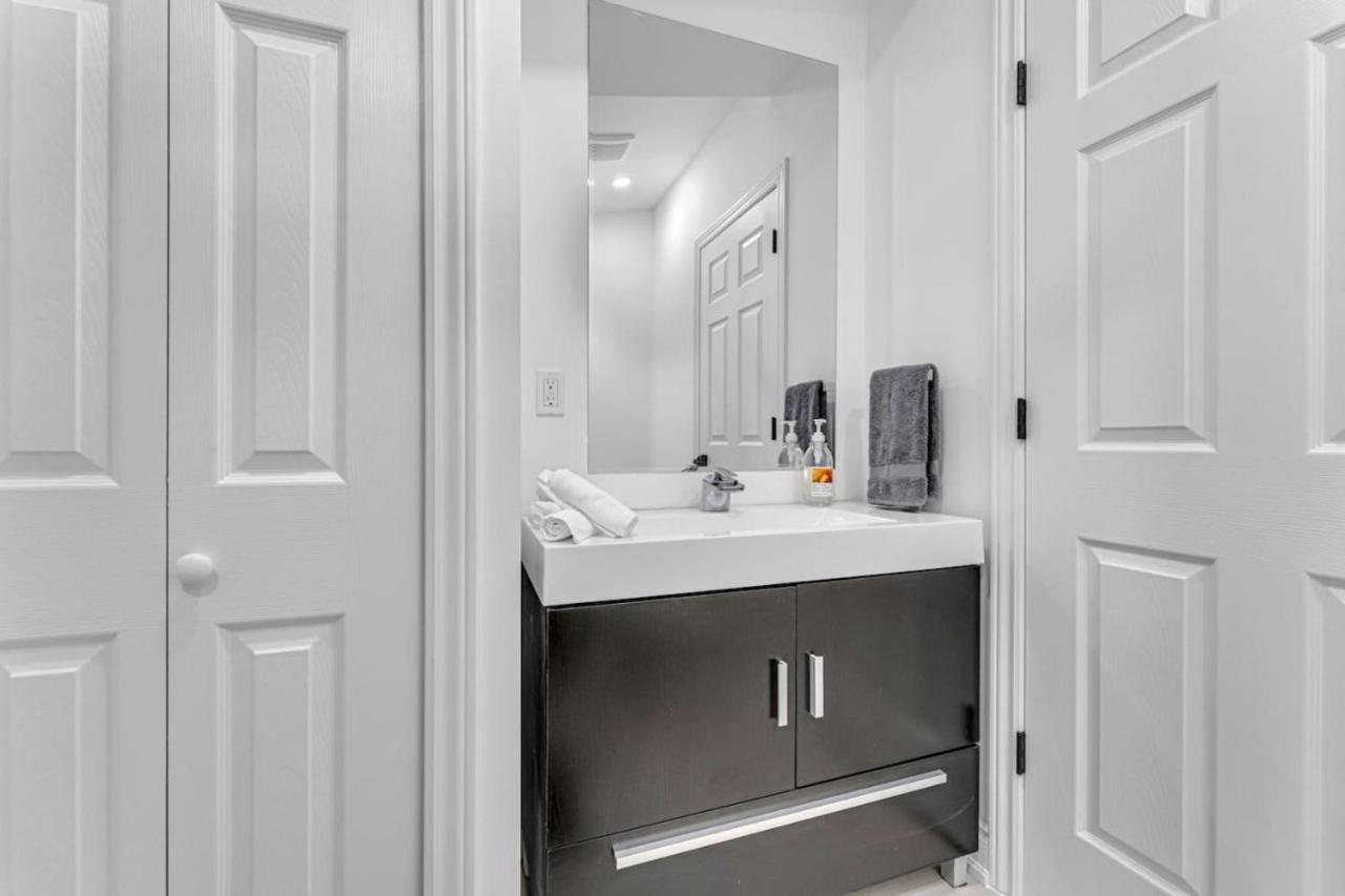 Elegant 3BR Home Near Hospitals Tims Field QEW
