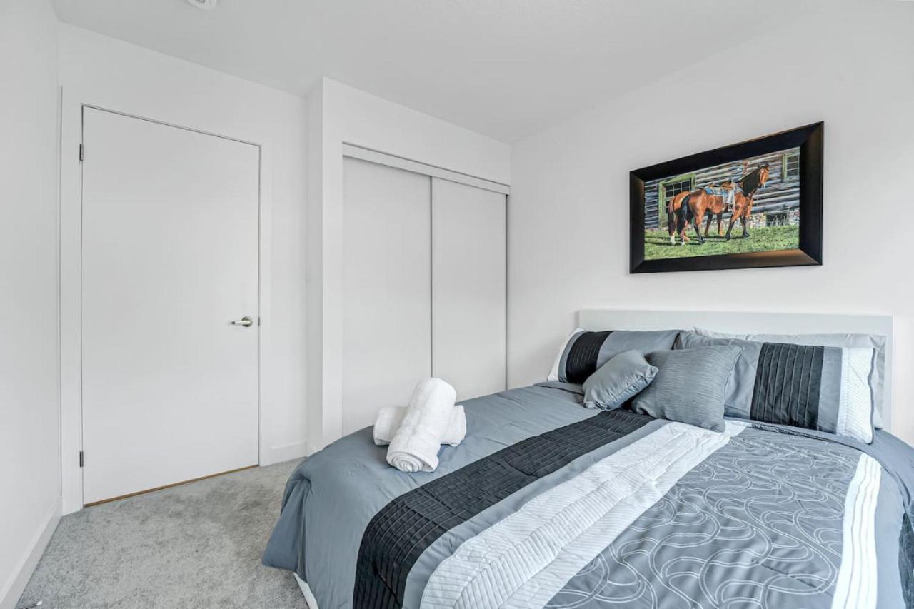 Ritzy 3BR Home with Balcony Near Burlington Pier