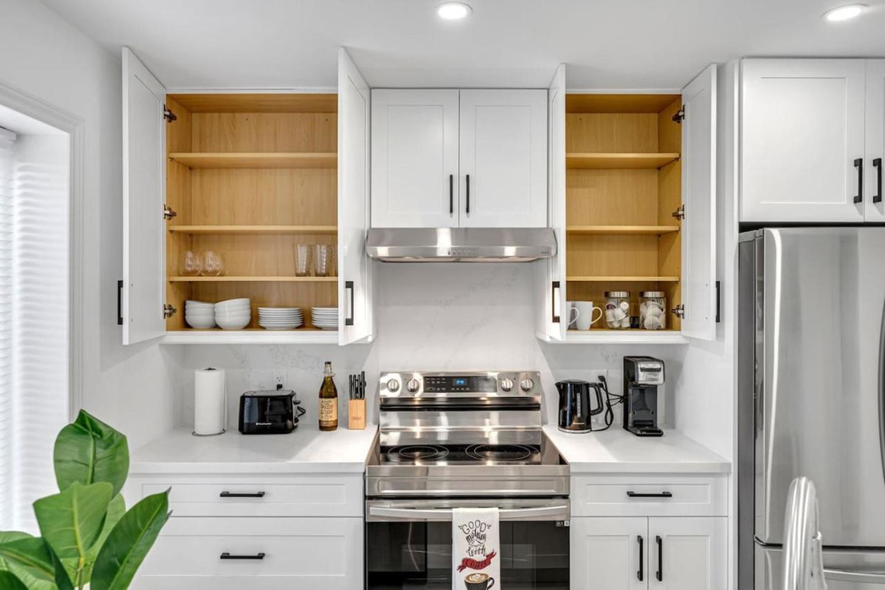 Elegant 3BR Home Near Hospitals Tims Field QEW
