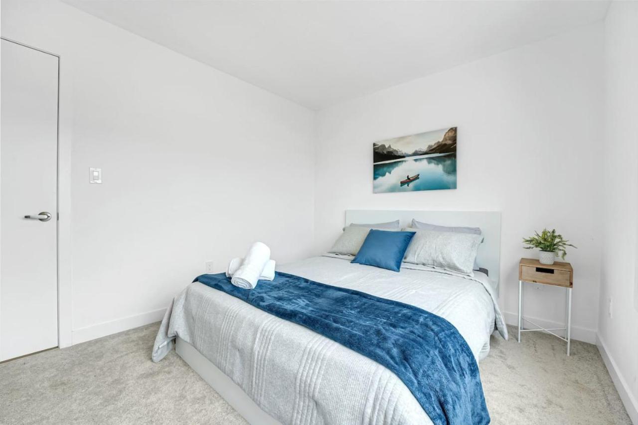 Ritzy 3BR Home with Balcony Near Burlington Pier