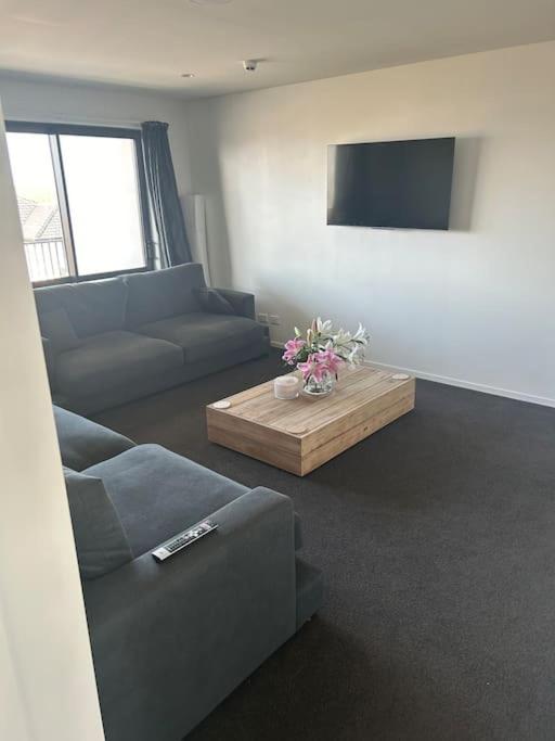 Modern 2Bed 2Bath Rototuna view 5