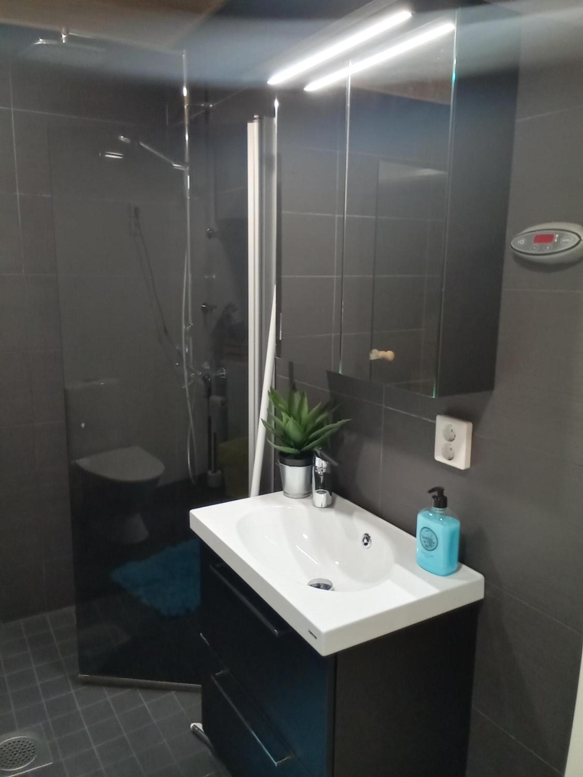 TAMPERE PENTHOUSE-tasokas moderni kaupunki huoneisto huipulla -ISO JACUZZI omalla KATTOTERASSILLA - AURINKOTUOLIT ja Aurinko odottaa Sinua - huikea maisema