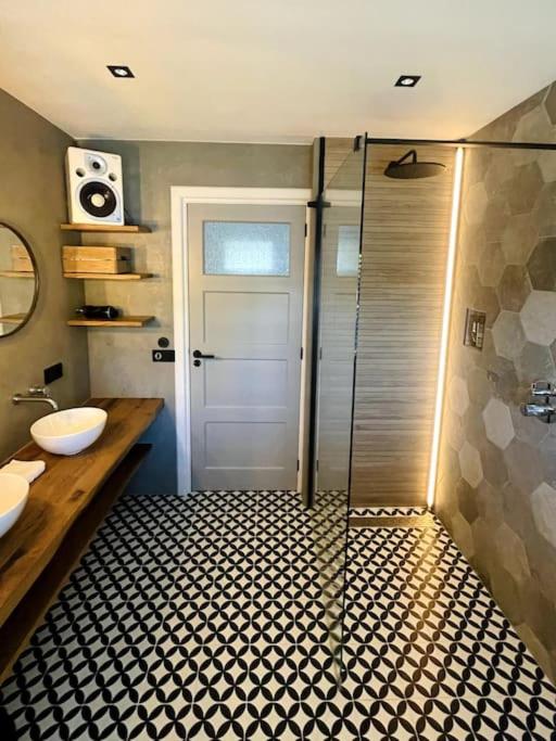Luxurious Renovated Home, Retro Touch!