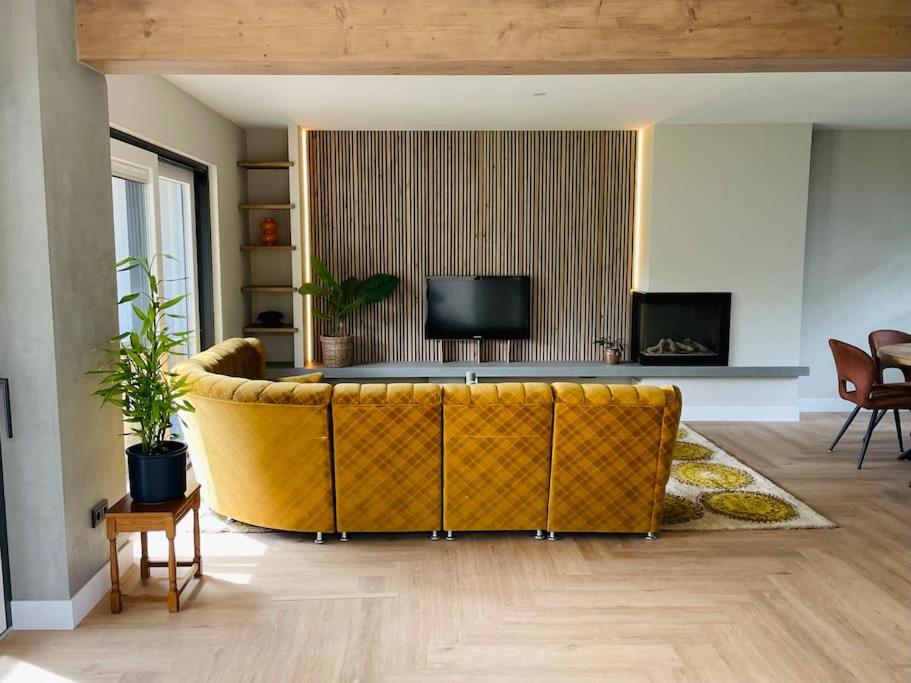 Luxurious Renovated Home, Retro Touch!