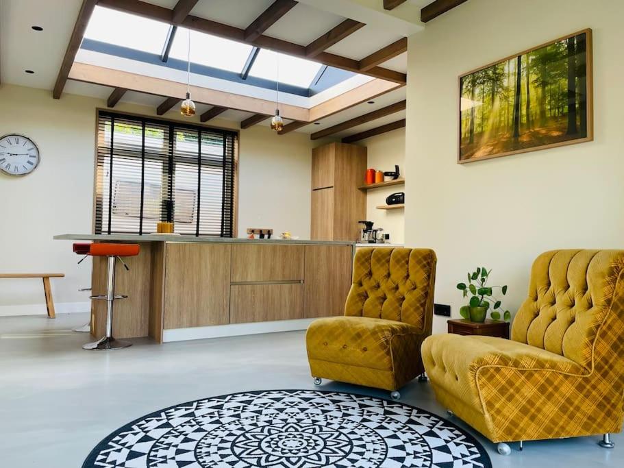 Luxurious Renovated Home, Retro Touch!