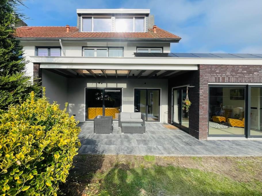 Luxurious Renovated Home, Retro Touch!